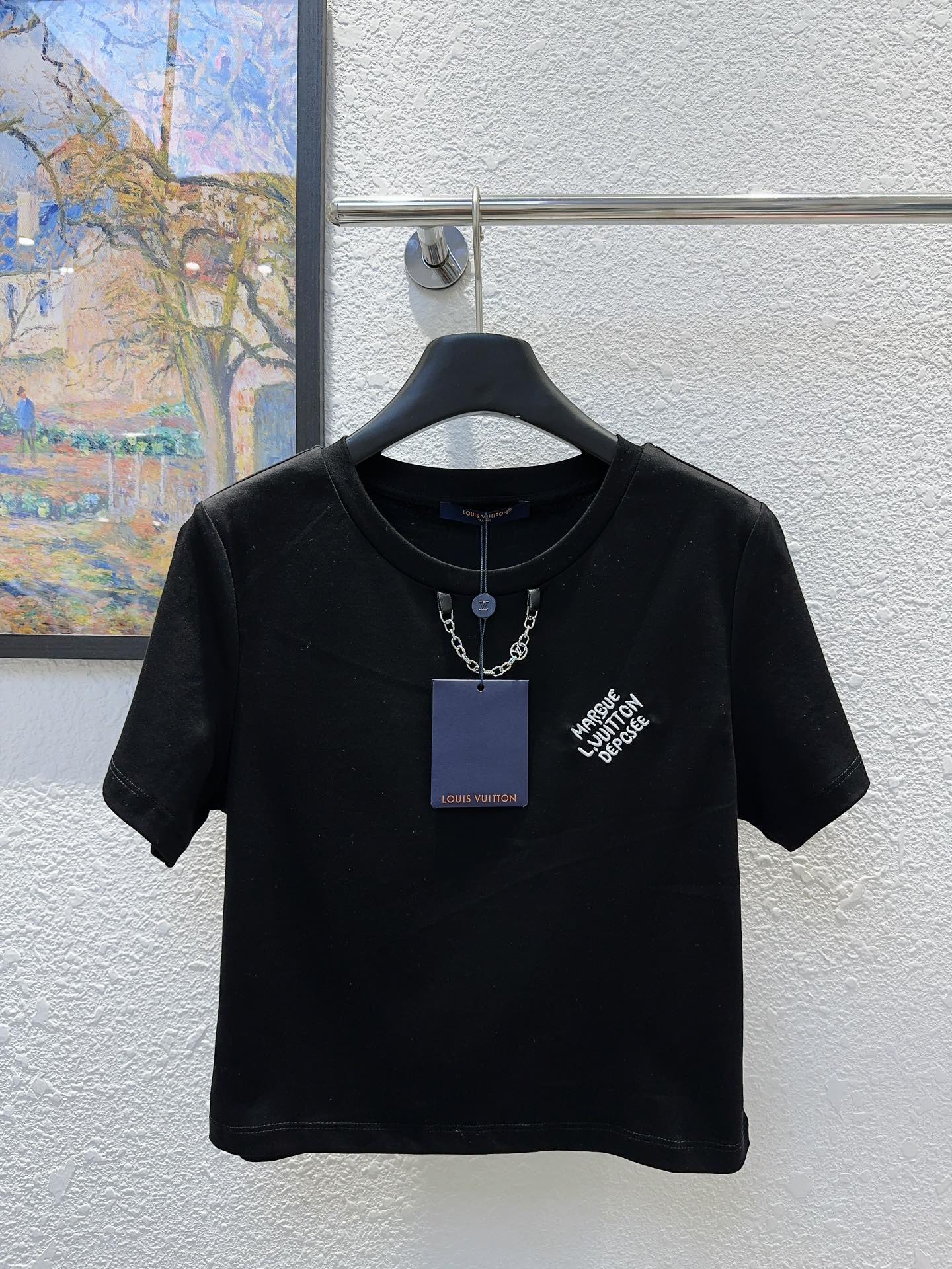 NO:333987,LvDonkey House!  Special counter model!  Neck metal logo chain decorative chest embroidered letter pattern round neck short T-shirt!  Complete three standards!  White and black!  S/M/L, shipped in stock!  (M size bust 84 length 46), louis vuitton,louis vuitton,louis vuitton,tees,t-shirt,alexander wang19860909Lv驴家！专柜款！领口金属logo链条装饰胸口刺绣字母图案圆领短款T恤！三标齐全！白色黑色！码数S/M/L,现货发！(M码胸围84衣长46),,louis vuitton,louis vuitton,louis vuitton,tees，t-shirt,alexander wang,Women's clothing