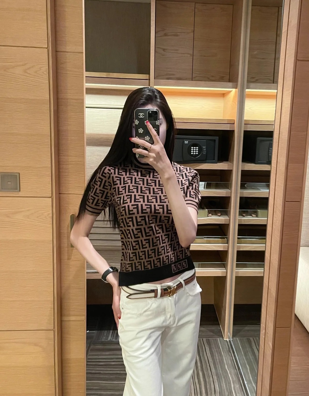 NO:334407,FF Home!  Special counter model!  Classic double F letter logo pattern jacquard round neck brown knitted short-sleeved top!  Complete three standards!  S/M/L, shipped in stock!  (L size bust 90 garment length 48), fendi, T-shirt, alexander wang19860909FF家！专柜款！经典双F字母logo图案提花圆领咖色针织短袖上衣！三标齐全！码数S/M/L,现货发！(L码胸围90衣长48),,fendi,T-shirt,alexander wang,Women's clothing