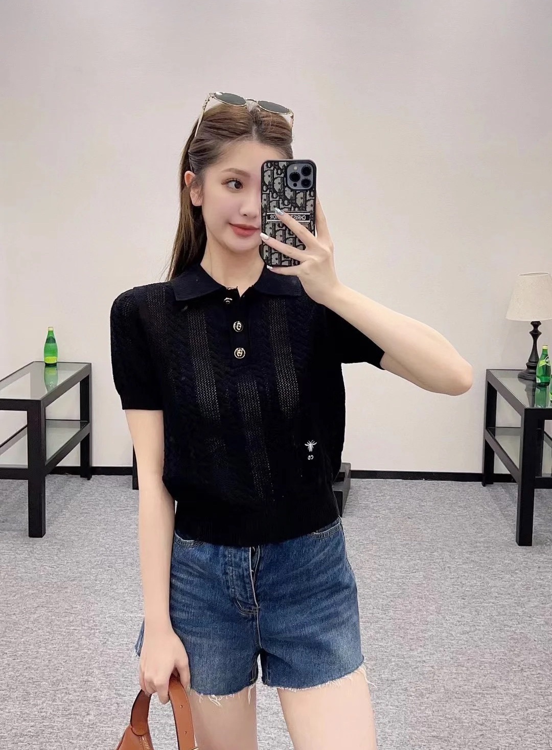 NO:334413,Dio* Di's home!  Higher version!  Customized letter button waist embroidered bee logo pattern lapel short slim knitted top!  White and black!  Number of codes 36/38/40, shipped in stock!  (40 size bust 74 length 45), dior, dior, alexander wang19860909Dio*迪家！高版本！定制字母纽扣腰间刺绣蜜蜂logo图案翻领短款显瘦针织上衣！白色黑色！码数36/38/40,现货发！(40码胸围74衣长45),,dior,dior,alexander wang,Women's clothing