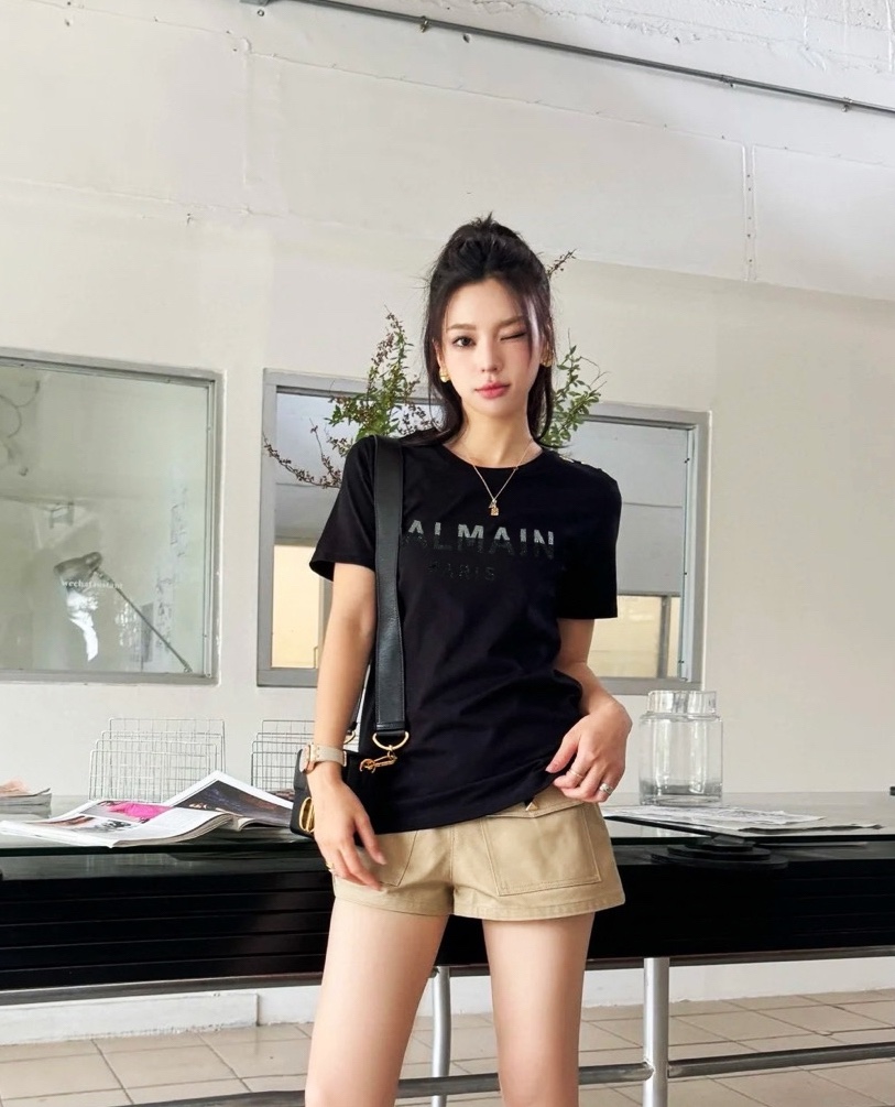 NO:426081,Balm Balmain!  Special counter model!  Customized letters metal shoulder buttons and chest letter logo pattern round neck mercerated cotton short-sleeved T-shirt!  Complete three standards!  White and black!  S/M/L, shipped in stock!  (M size bust 96 length 60), balmain, balmain, T-shirt,tees, t-shirt,alexander wang19860909Balm巴尔曼！专柜款！定制字母金属肩扣胸前字母logo图案圆领丝光棉短袖T恤！三标齐全！白色黑色！码数S/M/L,现货发！(M码胸围96衣长60),,balmain,balmain,T-shirt,tees，t-shirt,alexander wang,Women's clothing