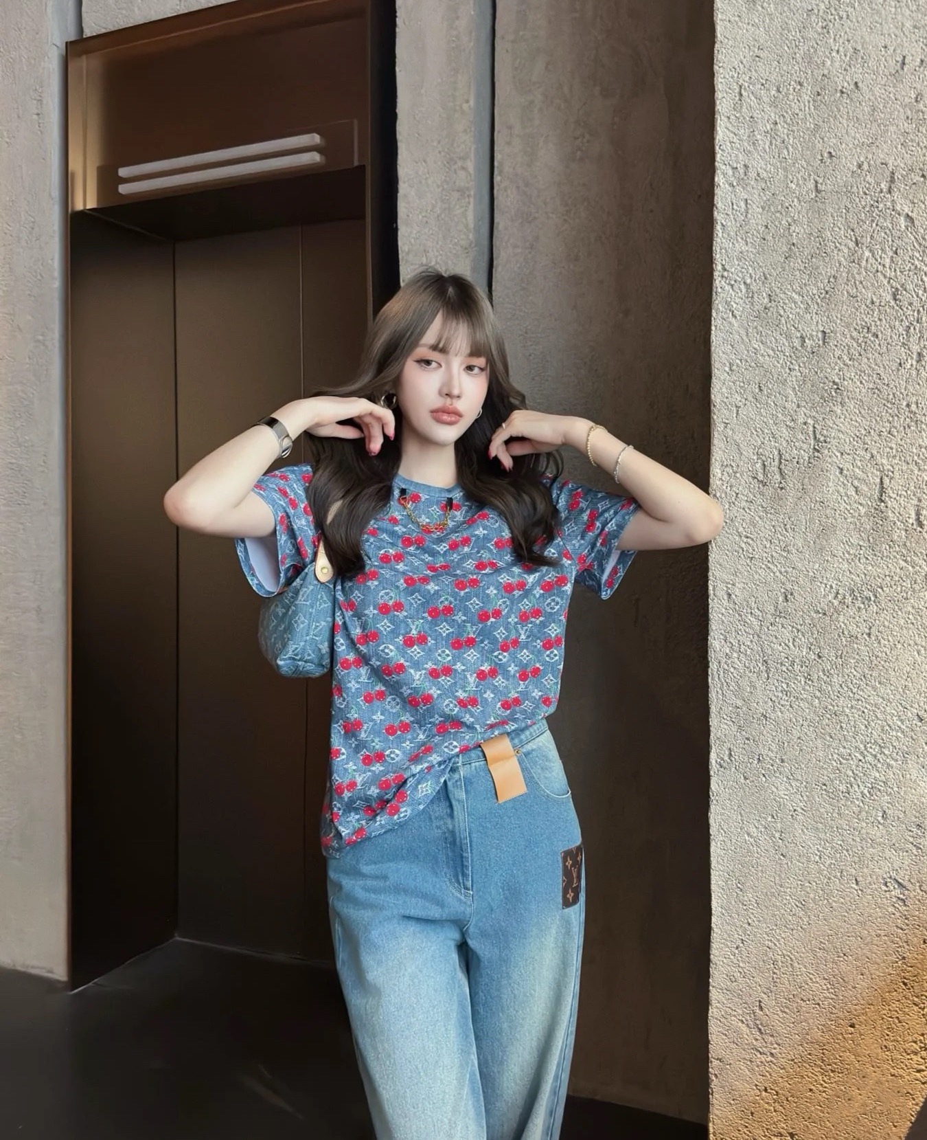 NO:413565,LvDonkey House!  Special counter model!  Higher version!  Custom fabrics!  Cherry letter logo pattern printed neckline chain decorative round neck short-sleeved T-shirt!  Complete three standards!  S/M/L, shipped in stock!  (M size bust 98 length 62), louis vuitton,louis vuitton,louis vuitton,t-shirt,tees,t-shirt,alexander wang19860909Lv驴家！专柜款！高版本！定制面料！樱桃字母logo图案印花领口链条装饰圆领短袖T恤！三标齐全！码数S/M/L,现货发！(M码胸围98衣长62),,louis vuitton,louis vuitton,louis vuitton,T-shirt,tees，t-shirt,alexander wang,Women's clothing