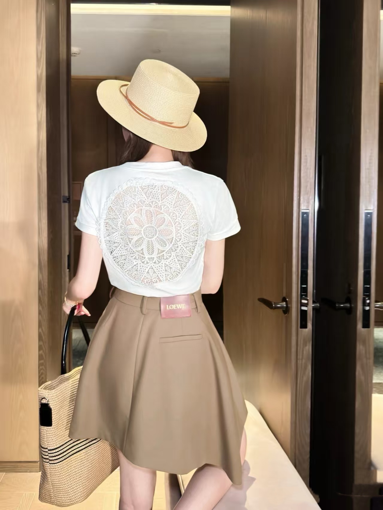 NO:414975,Loe Luo Yiwei!  Special counter model!  So beautiful!  Chest embroidery logo pattern and back embroidered with water-soluble hollow lace sunflower round neck to make you look slim and short-sleeved T-shirt!  Complete three standards!  S/M/L, shipped in stock!  (M size bust 92 length 58), loewe,loewe,t-shirt,tees,t-shirt,alexander wang19860909Loe罗意威！专柜款！太美了！胸口刺绣logo图案后背刺绣水溶镂空蕾丝太阳花圆领显瘦短袖T恤！三标齐全！码数S/M/L,现货发！(M码胸围92衣长58),,loewe,loewe,T-shirt,tees，t-shirt,alexander wang,Women's clothing