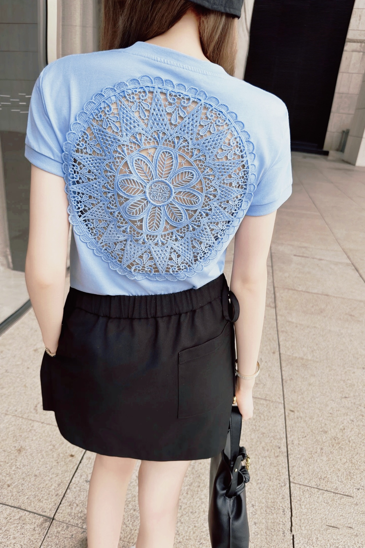 NO:414991,Loe Luo Yiwei!  Special counter model!  So beautiful!  Chest embroidery logo pattern and back embroidered with water-soluble hollow lace sunflower round neck to make you look slim and short-sleeved T-shirt!  Complete three standards!  S/M/L, shipped in stock!  (M size bust 92 length 58), loewe,loewe,t-shirt,tees,t-shirt,alexander wang19860909Loe罗意威！专柜款！太美了！胸口刺绣logo图案后背刺绣水溶镂空蕾丝太阳花圆领显瘦短袖T恤！三标齐全！码数S/M/L,现货发！(M码胸围92衣长58),,loewe,loewe,T-shirt,tees，t-shirt,alexander wang,Women's clothing