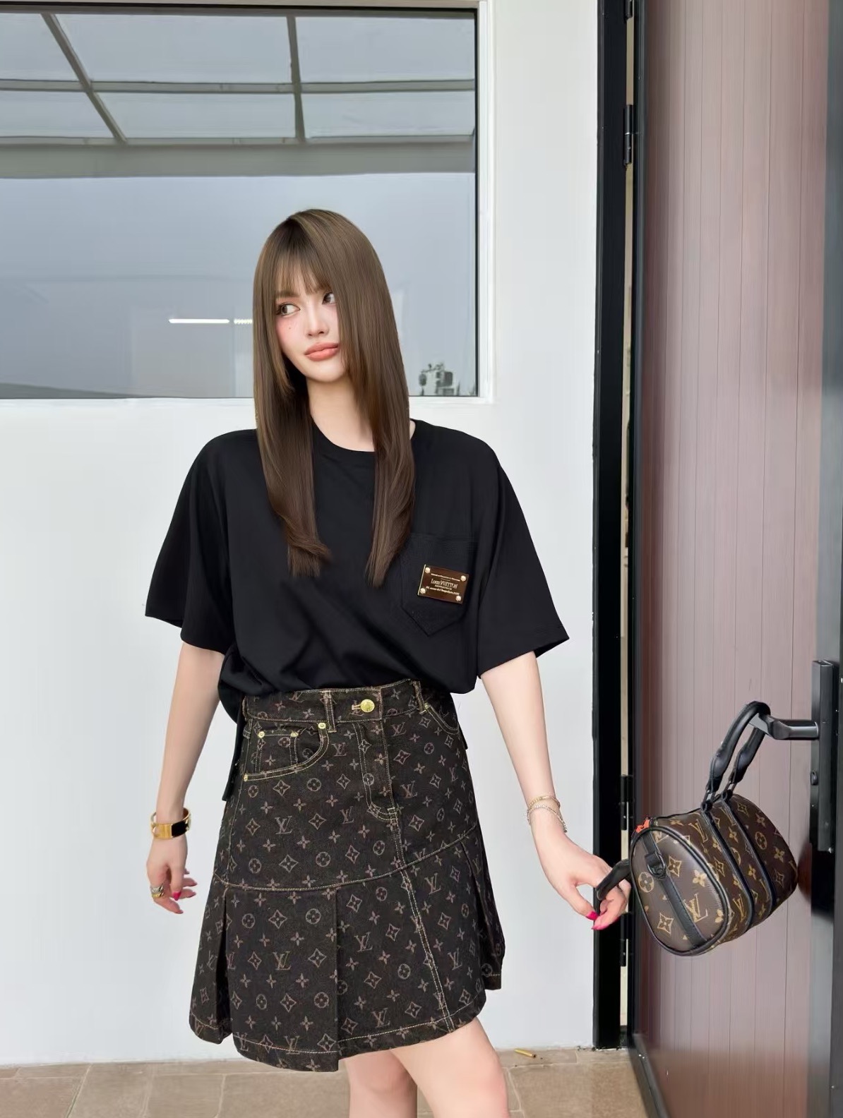 NO:422477,LvDonkey House!  Higher version!  Customized metal letter logo badge side slit round neck loose short-sleeved T-shirt!  Complete three standards!  S/M/L, shipped in stock!  (M size bust 116 length 61), louis vuitton,louis vuitton,louis vuitton,t-shirt,tees,t-shirt,alexander wang19860909Lv驴家！高版本！胸口口袋定制金属字母logo徽章侧开衩圆领宽松短袖T恤！三标齐全！码数S/M/L,现货发！(M码胸围116衣长61),,louis vuitton,louis vuitton,louis vuitton,T-shirt,tees，t-shirt,alexander wang,Women's clothing