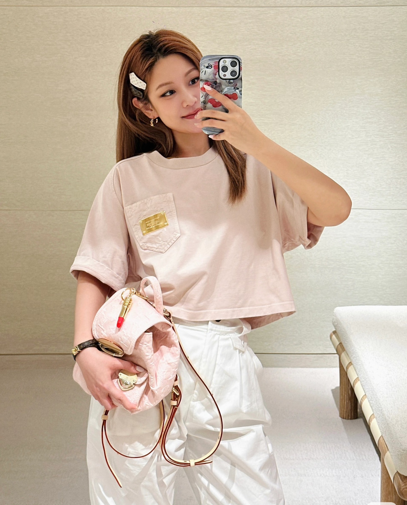 NO:422487,LvDonkey House!  Special counter model!  Chest pocket metal logo badge round neck short loose short sleeve T-shirt!  Complete three standards!  S/M/L, shipped in stock!  (M size bust 116 length 47), louis vuitton,louis vuitton,louis vuitton,t-shirt,tees,t-shirt,alexander wang19860909Lv驴家！专柜款！胸前口袋金属logo徽章圆领短款宽松短袖T恤！三标齐全！码数S/M/L,现货发！(M码胸围116衣长47),,louis vuitton,louis vuitton,louis vuitton,T-shirt,tees，t-shirt,alexander wang,Women's clothing