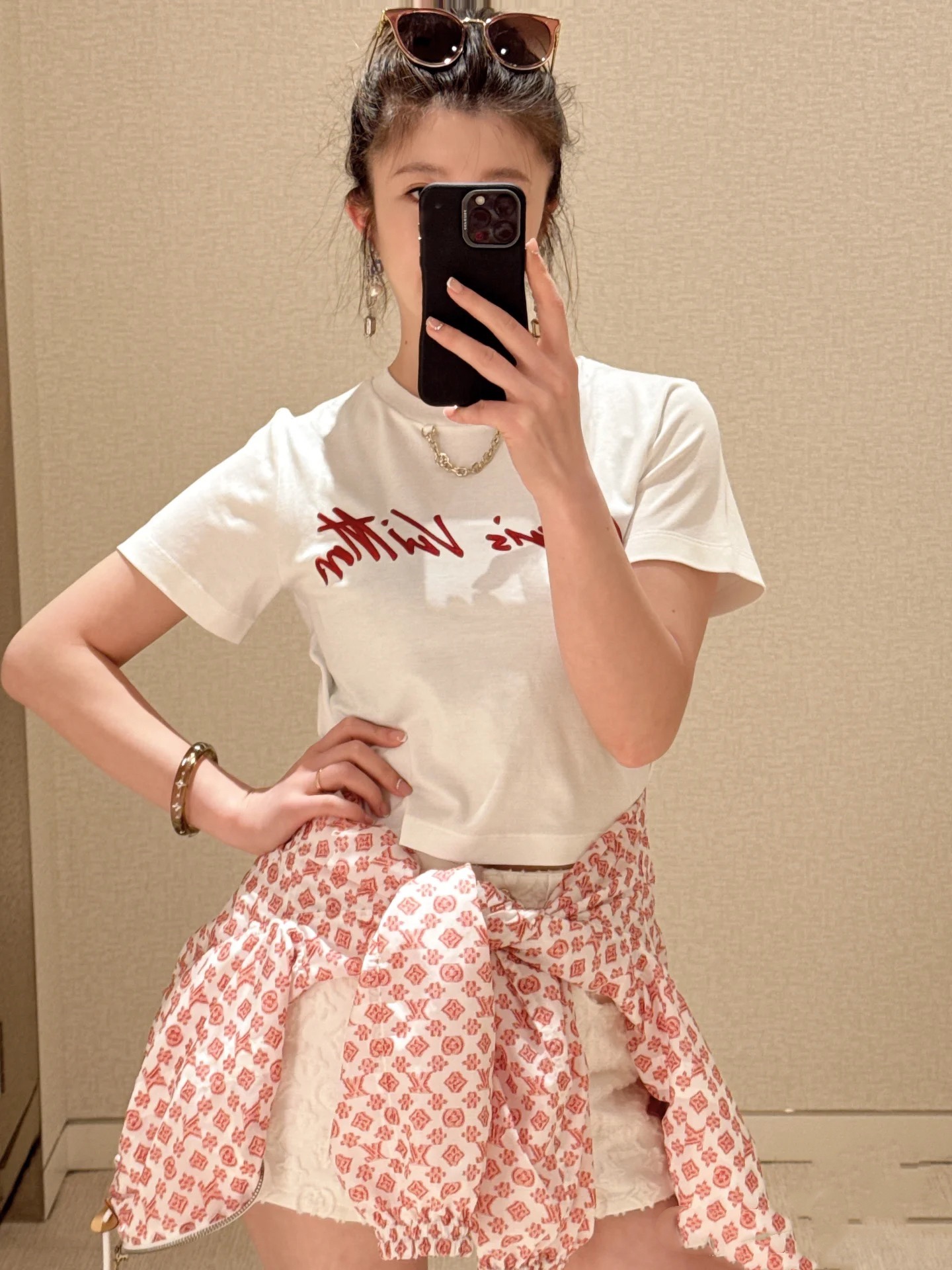 NO:424099,LvDonkey House!  Special counter model!  Embroidered three-dimensional letter logo pattern neckline chain decorative round neck short T-shirt!  Complete three standards!  S/M/L, shipped in stock!  (M size bust 88 length 47), louis vuitton,louis vuitton,louis vuitton,tees,t-shirt,alexander wang19860909Lv驴家！专柜款！胸前刺绣立体字母logo图案领口链条装饰圆领短款T恤！三标齐全！码数S/M/L,现货发！(M码胸围88衣长47),,louis vuitton,louis vuitton,louis vuitton,tees，t-shirt,alexander wang,Women's clothing