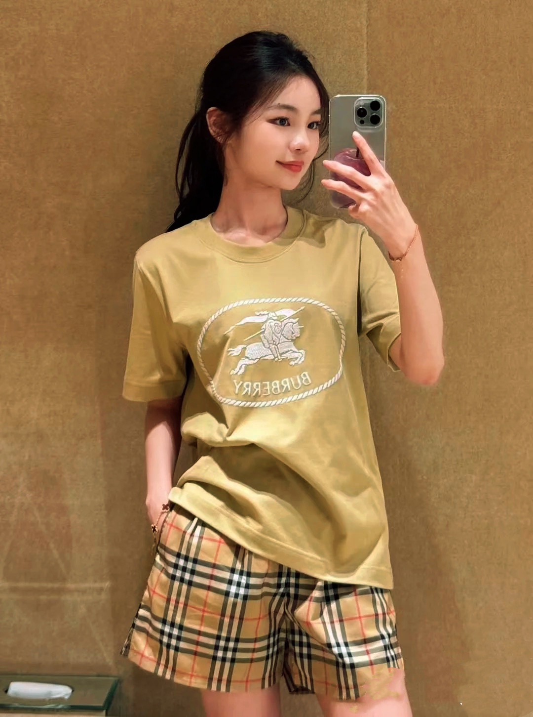 NO:426095,Bur Burberry!  Special counter model!  Higher version!  Embroidered letter logo on chest with round neck mercerized cotton short-sleeved T-shirt!  Complete three standards!  S/M/L, shipped in stock!  (M size bust 96 length 58), burberry,burberry,T-shirt,tees,t-shirt,alexander wang19860909Bur巴宝莉！专柜款！高版本！胸前刺绣字母logo战马图案圆领丝光棉短袖T恤！三标齐全！码数S/M/L,现货发！(M码胸围96衣长58),,burberry,burberry,T-shirt,tees，t-shirt,alexander wang,Women's clothing