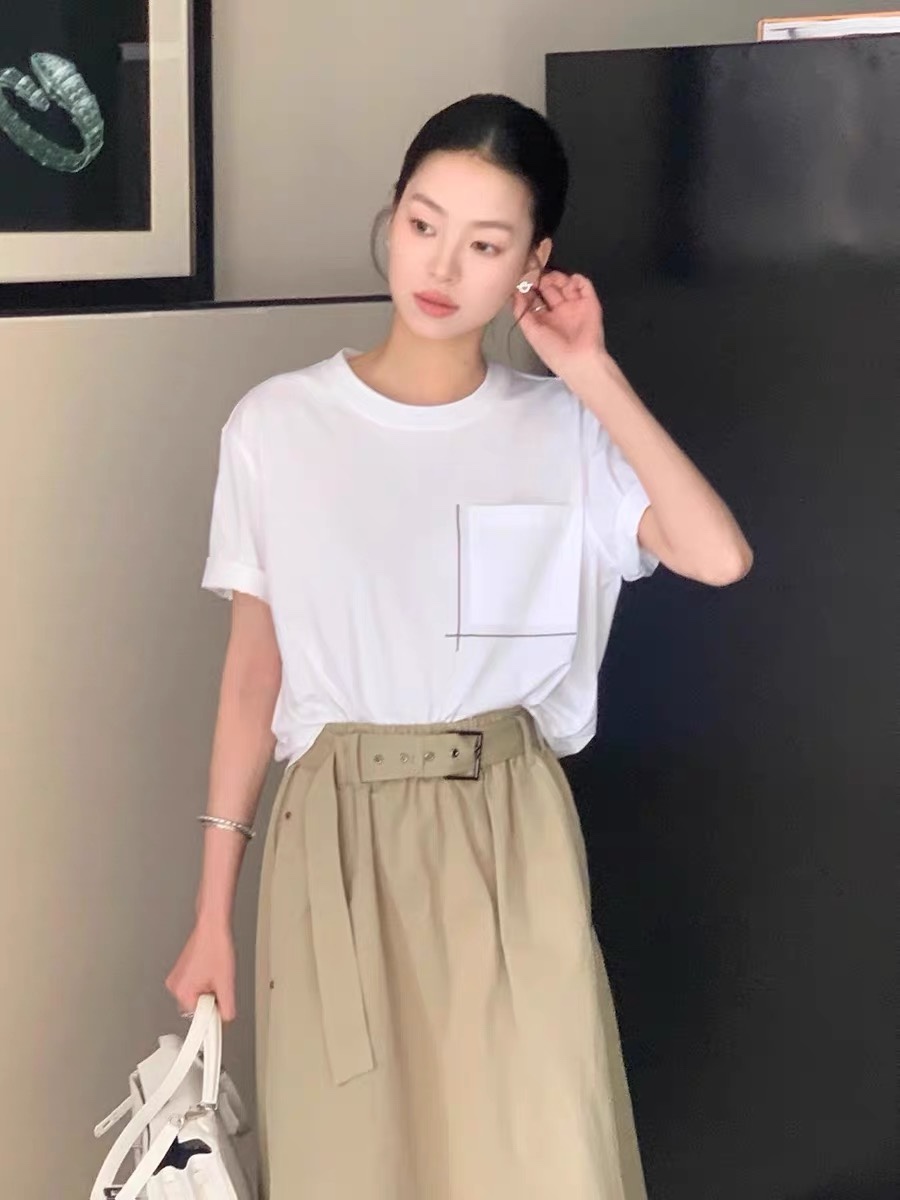 NO:910522,BC home!  Counter style!  Customized 80-count mercerized cotton fabric chest pocket embroidered chain beads decoration round neck rolled hem short-sleeved T-shirt!  All three standards are complete!  Four colors!  Code number 36/38/40, ready for delivery!  (size 38, bust 98, length 59),,chanel,T-shirt,tees,t-shirt,19860909BC家！专柜款！定制80支丝光棉面料胸前口袋刺绣链珠装饰圆领卷边短袖T恤！三标齐全！四色！码数36/38/40,现货发！(38码胸围98衣长59),,chanel,T-shirt,tees，t-shirt,,Women's clothing