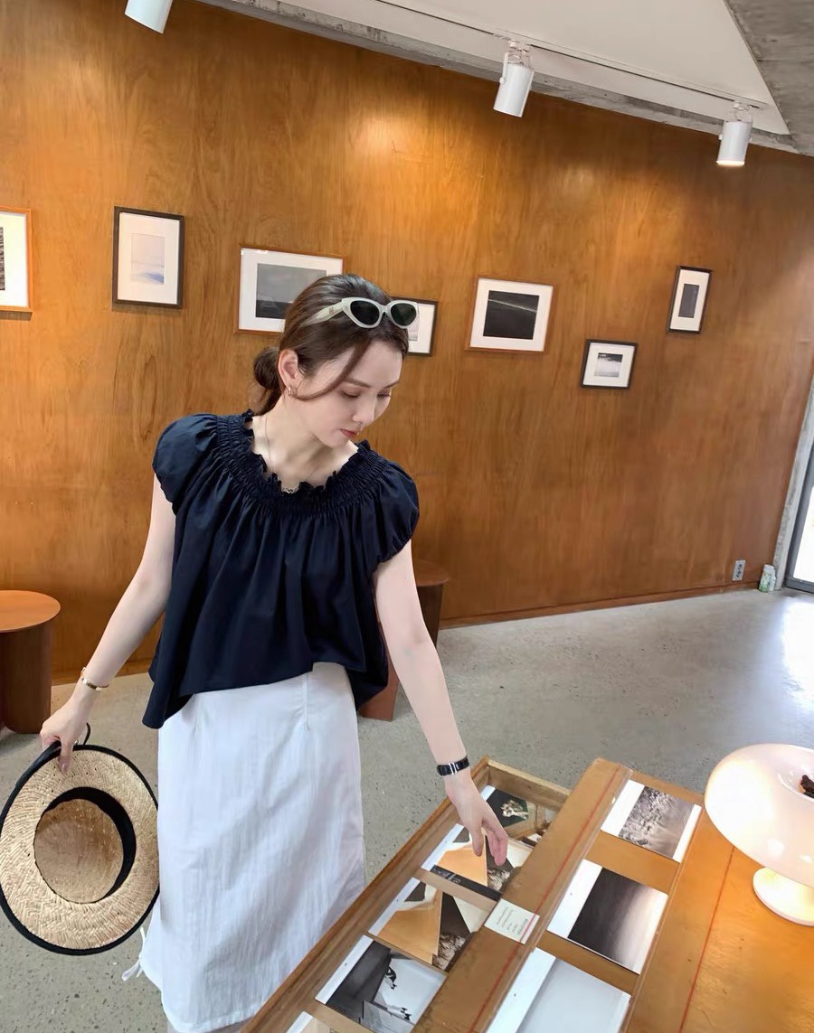 NO:422071,Zim's home!  Higher version!  Customized poplin cotton fabric one-shoulder elastic top to make you look slim and loose!  S/M/L, shipped in stock!  (M size bust 122 length 59), alexander wang19860909Zim家！高版本！定制府绸棉面料一字肩松紧打揽显瘦宽松上衣！码数S/M/L,现货发！(M码胸围122衣长59),,alexander wang,Women's clothing