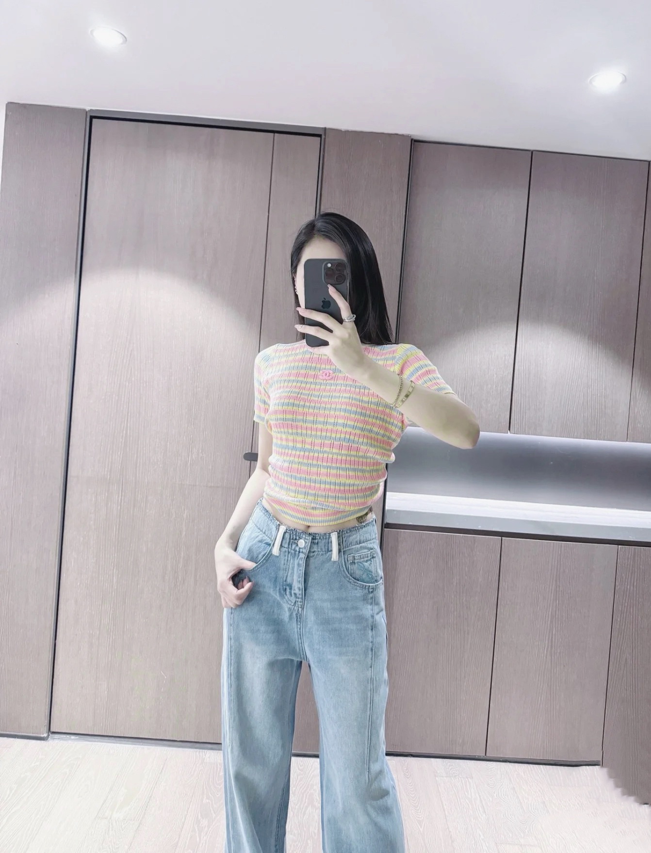 NO:424986,CC Xiaoxiang Home!  Higher version!  Chest embroidered double C letter logo pattern white striped stretch knitted short-sleeved top!  Complete three standards!  Number of codes 36/38/40, shipped in stock!  (40 size bust 68 length 55), chanel, T-shirt, alexander wang19860909CC小香家！高版本！胸口刺绣双C字母logo图案白色条纹弹力针织短袖上衣！三标齐全！码数36/38/40,现货发！(40码胸围68衣长55),,chanel,T-shirt,alexander wang,Women's clothing