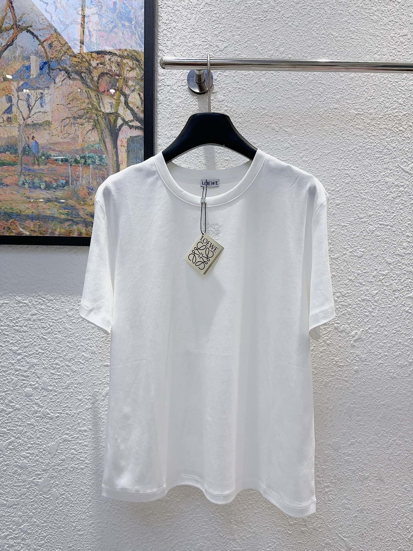 NO:910556,Loe Loewe!  Counter style!  High version!  Water-soluble hollow lace sunflower round neck mercerized cotton short-sleeved T-shirt with logo pattern embroidered on the chest and embroidered on the back!  All three standards are complete!  White and light blue, size S/M/L, ready for shipment!  (M size bust 94, length 60),,loewe,loewe,T-shirt,tees,t-shirt,19860909Loe罗意威！专柜款！高版本！胸口刺绣logo图案后背刺绣水溶镂空蕾丝太阳花圆领丝光棉短袖T恤！三标齐全！白色浅蓝,码数S/M/L,现货发！(M码胸围94衣长60),,loewe,loewe,T-shirt,tees，t-shirt,,Women's clothing