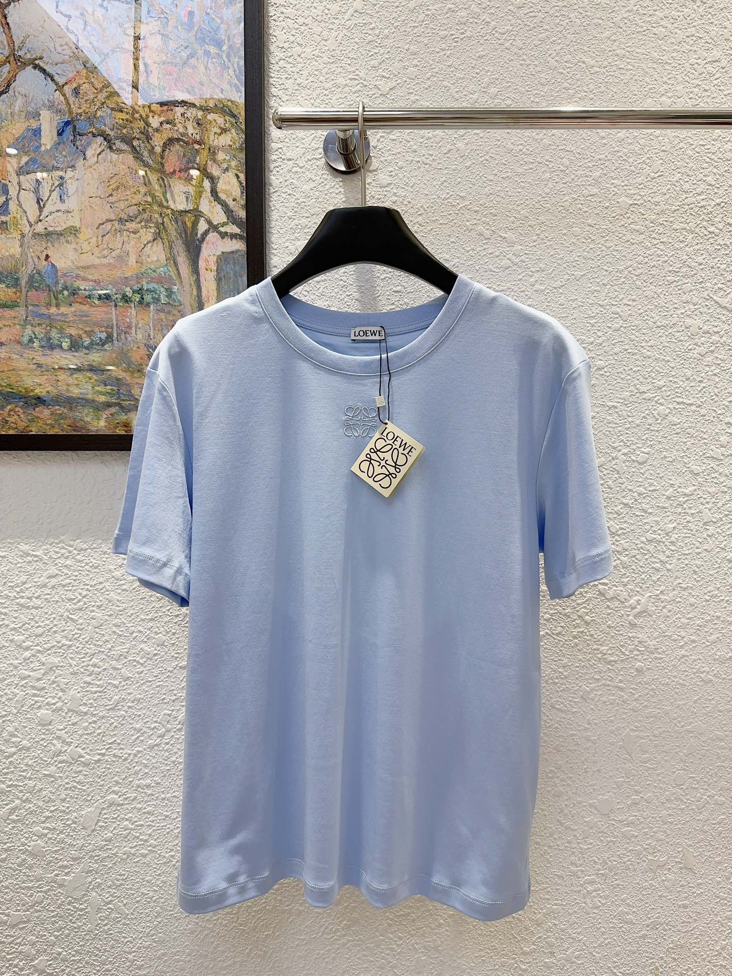 NO:797448,Loe Loewe!  Counter style!  High version!  Water-soluble hollow lace sunflower round neck mercerized cotton short-sleeved T-shirt with logo pattern embroidered on the chest and embroidered on the back!  All three standards are complete!  White and light blue, size S/M/L, ready for shipment!  (M size bust 94, length 60),,loewe,loewe,T-shirt,tees,t-shirt,19860909Loe罗意威！专柜款！高版本！胸口刺绣logo图案后背刺绣水溶镂空蕾丝太阳花圆领丝光棉短袖T恤！三标齐全！白色浅蓝,码数S/M/L,现货发！(M码胸围94衣长60),,loewe,loewe,T-shirt,tees，t-shirt,,Women's clothing