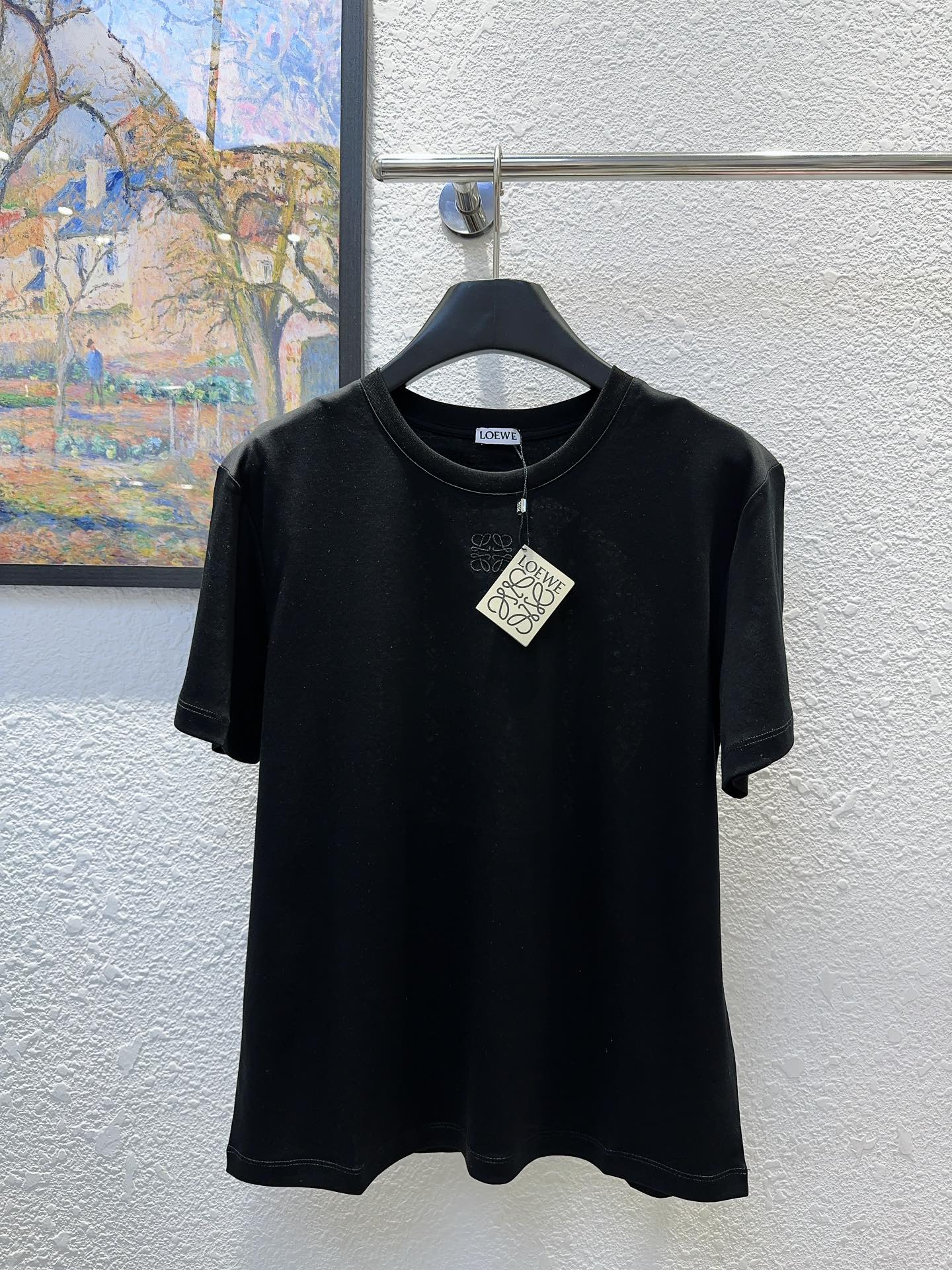 NO:426100,Loe Luo Yiwei!  Special counter model!  Higher version!  Chest embroidery logo pattern and back embroidered water-soluble hollow lace sunflower round neck mercerated cotton short-sleeved T-shirt!  Complete three standards!  White light blue black!  S/M/L, shipped in stock!  (M size bust 96 length 60), loewe,loewe,t-shirt,tees,t-shirt,alexander wang19860909Loe罗意威！专柜款！高版本！胸口刺绣logo图案后背刺绣水溶镂空蕾丝太阳花圆领丝光棉短袖T恤！三标齐全！白色浅蓝黑色！码数S/M/L,现货发！(M码胸围96衣长60),,loewe,loewe,T-shirt,tees，t-shirt,alexander wang,Women's clothing