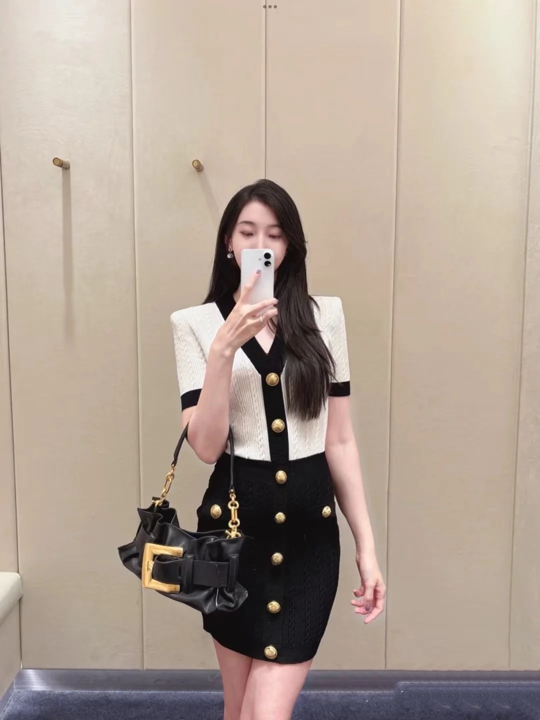 NO:427361,Balm Balmain!  Special counter model!  Higher version!  Customized metal button V-neck single-breasted contrast knitted dress!  Complete three standards!  S/M/L, shipped in stock!  (M size bust 78 skirt length 86), balmain, balmain, skirts, alexander wang19860909Balm巴尔曼！专柜款！高版本！定制金属纽扣V领单排扣撞色针织连衣裙！三标齐全！码数S/M/L,现货发！(M码胸围78裙长86),,balmain,balmain,skirts,alexander wang,Women's clothing