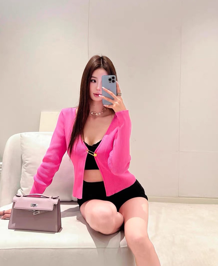 NO:427371,Ver Versace!  Special counter model!  Custom metal pins decorate V-neck knit cardigan!  Complete three standards!  Three colors!  S/M/L, shipped in stock!  (M size bust 76 length 47), versace,alexander wang19860909Ver范思哲！专柜款！定制金属别针装饰V领针织开衫！三标齐全！三色！码数S/M/L,现货发！(M码胸围76衣长47),,versace,alexander wang,Women's clothing