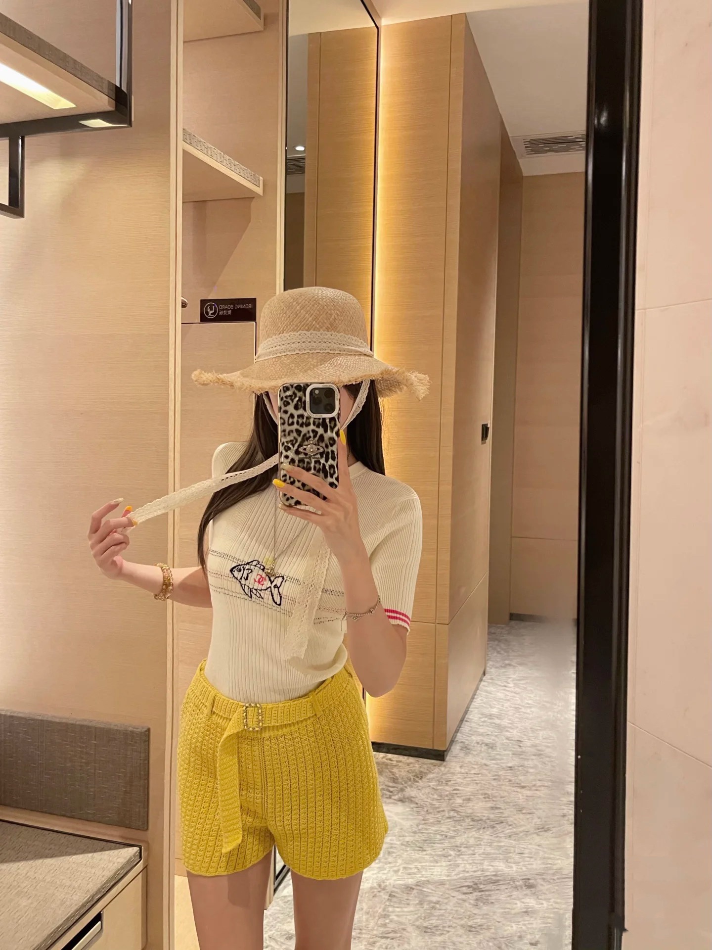 NO:427368,CC Xiaoxiang Home!  Special counter model!  Letter logo on the chest with small fish pattern jacquard round neck slim-fit knit top!  Complete three standards!  S/M/L, shipped in stock!  (M size bust 60 length 46), chanel,alexander wang19860909CC小香家！专柜款！胸前字母logo小鱼图案提花圆领修身针织上衣！三标齐全！码数S/M/L,现货发！(M码胸围60衣长46),,chanel,alexander wang,Women's clothing