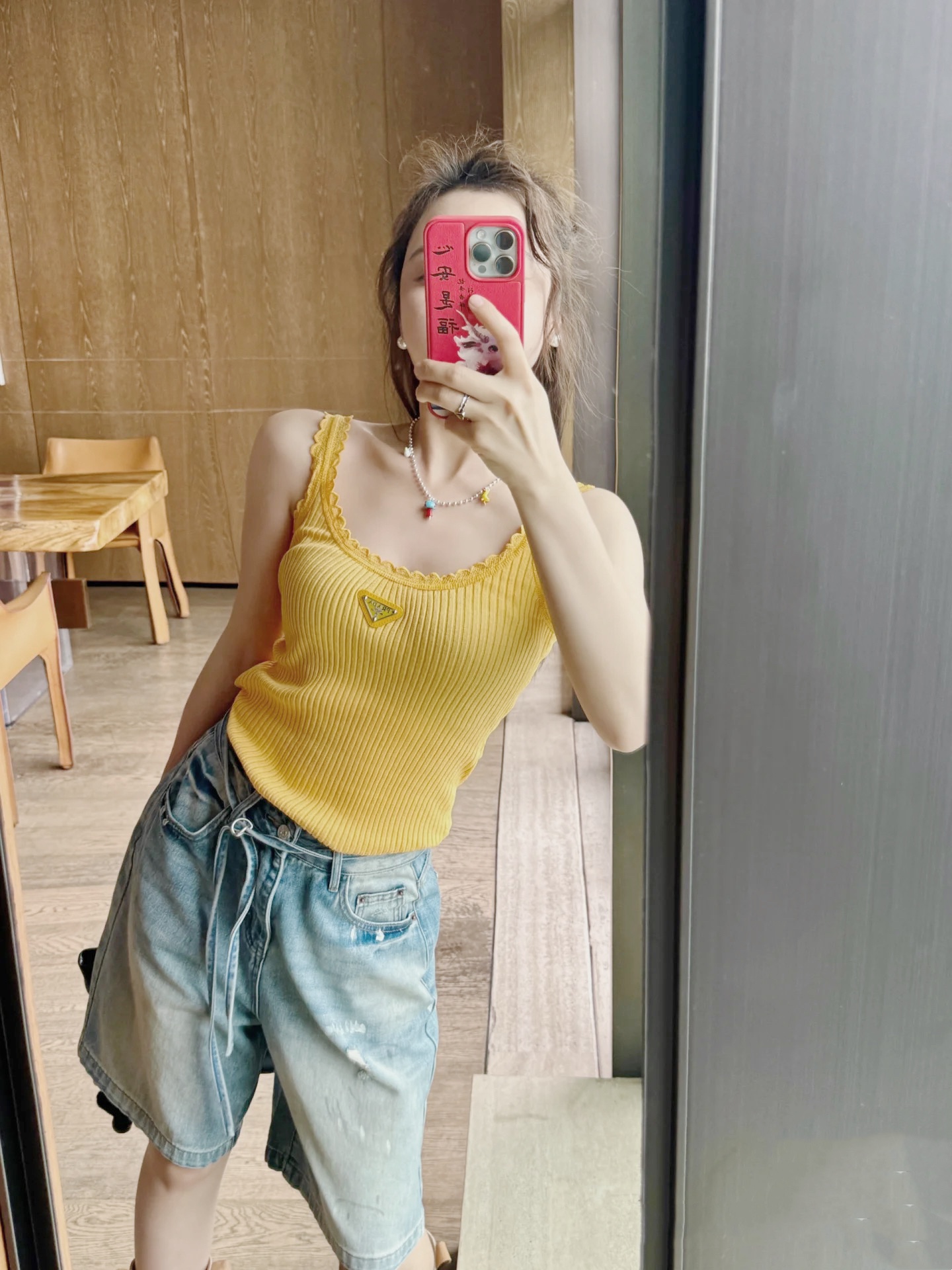 NO:427384,Pra Pu’s family!  Special counter model!  Chest letter logo triangle badge suspender knitted vest!  Complete three standards!  S/M/L, shipped in stock!  (M size bust 60 length 58), prada, prada, alexander wang19860909Pra普家！专柜款！胸口字母logo三角标徽章吊带针织背心！三标齐全！码数S/M/L,现货发！(M码胸围60衣长58),,prada,prada,alexander wang,Women's clothing