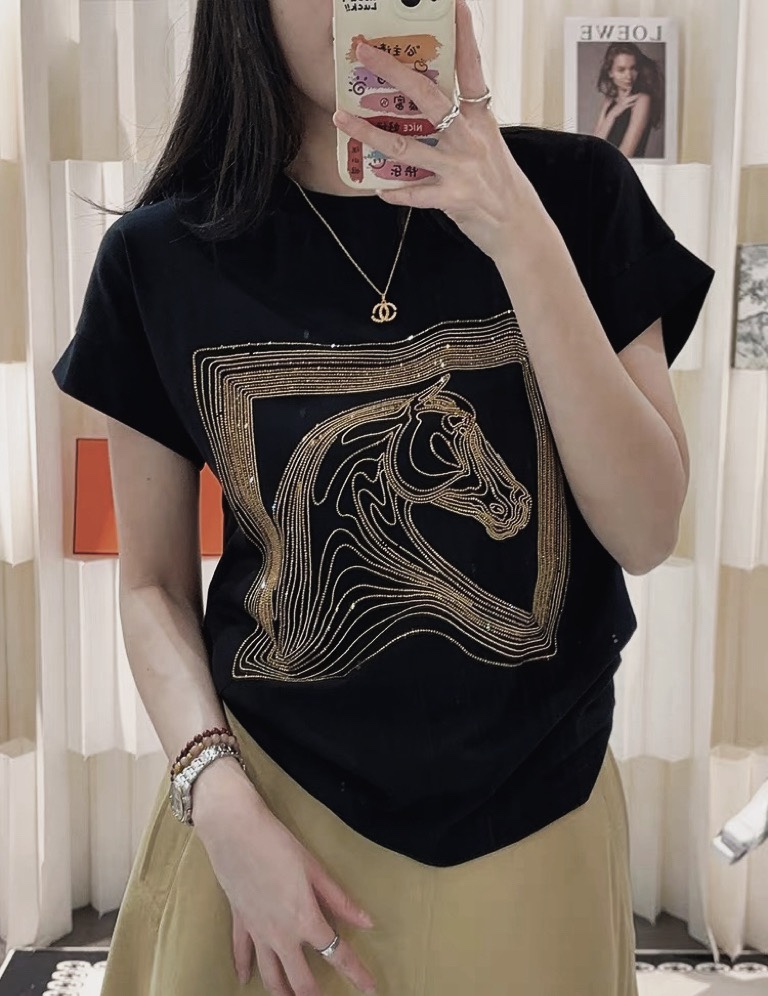 NO:428260,Herme loves the horse family!  Higher version!  Heavy industry hot diamond horse head pattern round neck mercerized cotton short-sleeved T-shirt on chest!  Complete three standards!  White and black!  Code number M/L/XL, shipped in stock!  (L size bust 96 length 60), hermes, hermes, T-shirt,tees, t-shirt,alexander wang19860909Herme爱马家！高版本！胸前重工烫钻马头图案圆领丝光棉短袖T恤！三标齐全！白色黑色！码数M/L/XL,现货发！(L码胸围96衣长60),,hermes,hermes,T-shirt,tees，t-shirt,alexander wang,Women's clothing