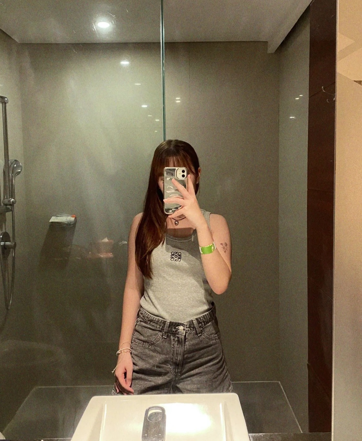 NO:429525,Loew's home!  Special counter model!  Custom fabric chest embroidered logo logo sleeveless round neck vest!  Complete three standards!  The quality is amazing!  Three colors!  S/M/L, shipped in stock!  (M size bust 70 length 48), loewe,alexander wang19860909Loew家！专柜款！定制面料胸口刺绣logo徽标无袖圆领背心！三标齐全！质量好到爆！三色！码数S/M/L,现货发！(M码胸围70衣长48),,loewe,alexander wang,Women's clothing