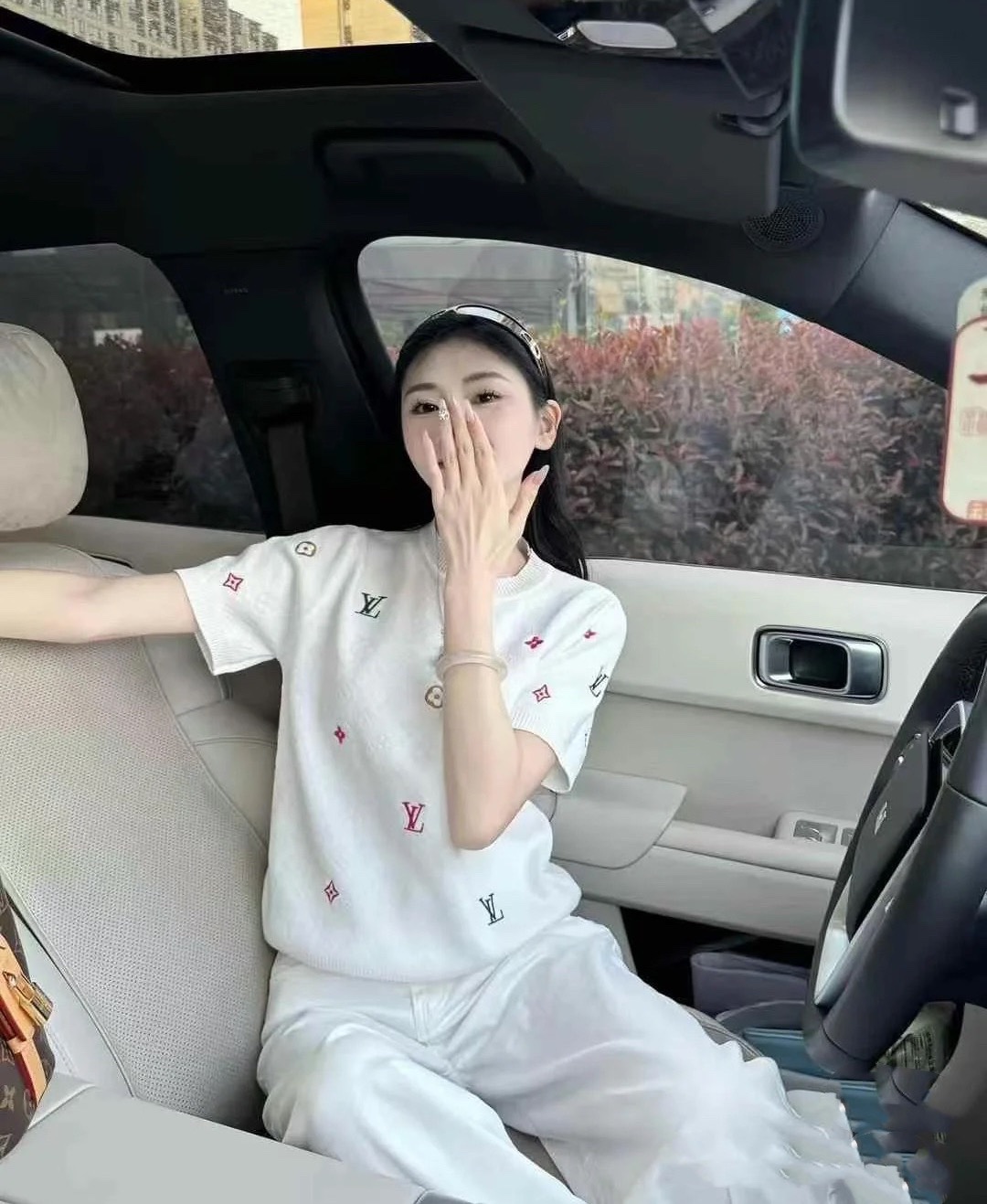 NO:430943,LvDonkey House!  Higher version!  So beautiful!  Heavy industry embroidered colorful letter logo pattern round neck white short-sleeved top!  S/M/L, shipped in stock!  (M size bust 90 length 54), louis vuitton,louis vuitton,louis vuitton,t-shirt,alexander wang19860909Lv驴家！高版本！太美了！重工刺绣彩色字母logo图案圆领白色短袖上衣！码数S/M/L,现货发！(M码胸围90衣长54),,louis vuitton,louis vuitton,louis vuitton,T-shirt,alexander wang,Women's clothing