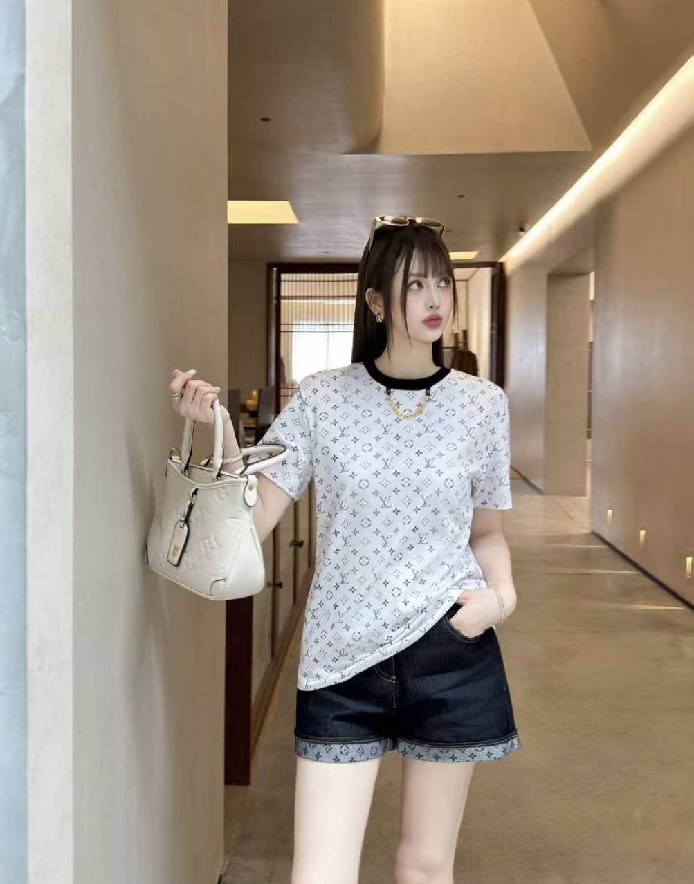 NO:431719,LvDonkey House!  Special counter model!  Customized metal chain decorative contrasting color full-body printed round neck short-sleeved T-shirt with!  Complete three standards!  S/M/L, shipped in stock!  (M size bust 98 length 62), louis vuitton,louis vuitton,louis vuitton,t-shirt,tees,t-shirt,alexander wang19860909Lv驴家！专柜款！领口定制金属链条装饰撞色全身印花圆领短袖T恤！三标齐全！码数S/M/L,现货发！(M码胸围98衣长62),,louis vuitton,louis vuitton,louis vuitton,T-shirt,tees，t-shirt,alexander wang,Women's clothing