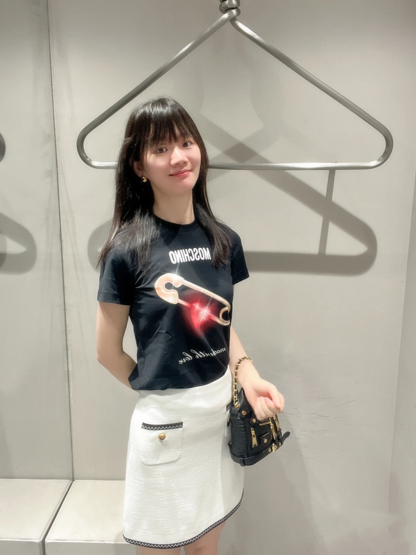 NO:433862,Mos Home!  Special counter model!  Letter logo pin pattern printed round neck short-sleeved T-shirt on chest!  Complete three standards!  White and black!  S/M/L, shipped in stock!  (M size bust 92 length 61), T-shirt,tees,t-shirt,alexander wang19860909Mos家！专柜款！胸前字母logo别针图案印花圆领短袖T恤！三标齐全！白色黑色！码数S/M/L,现货发！(M码胸围92衣长61),,T-shirt,tees，t-shirt,alexander wang,Women's clothing