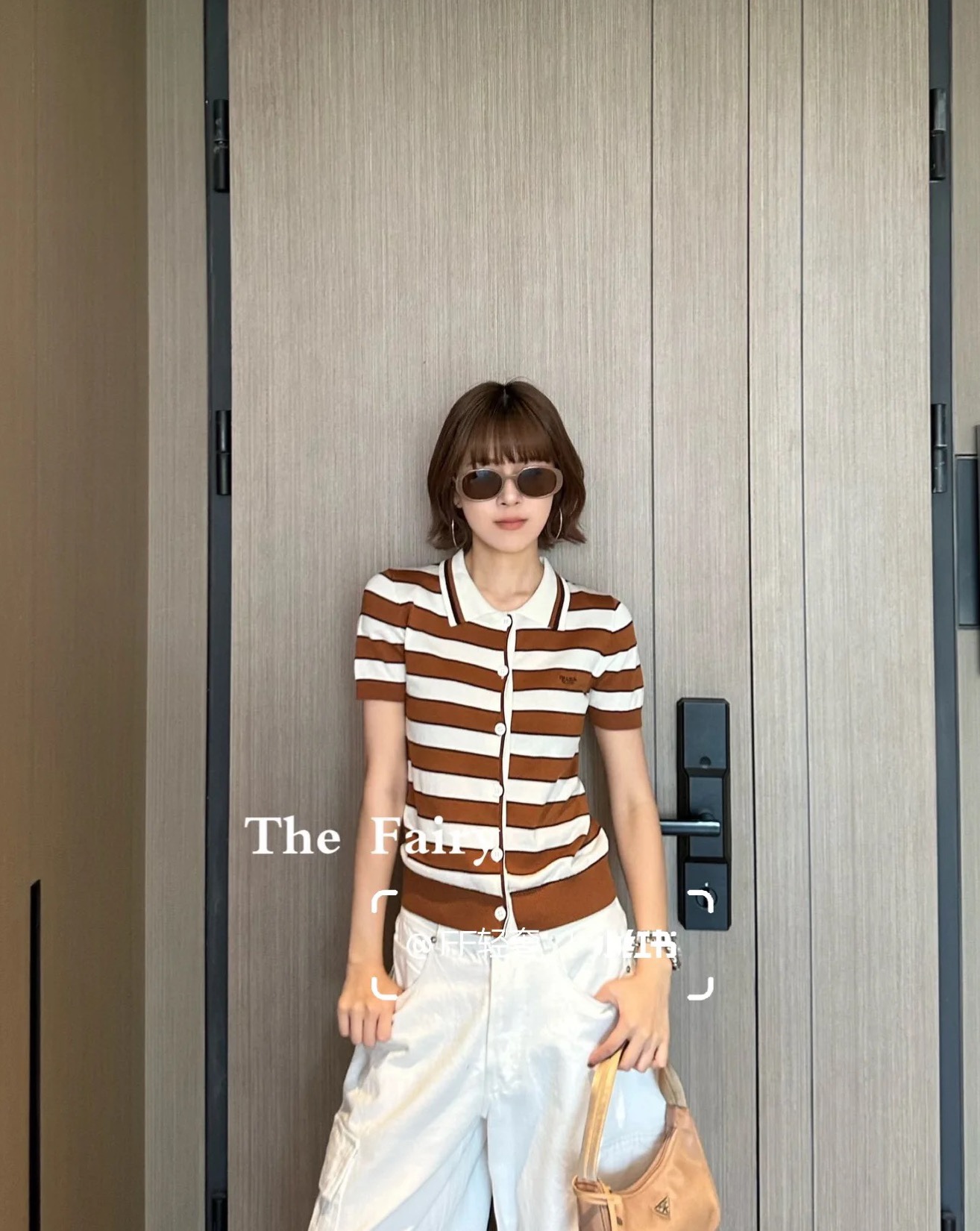 NO:579226,Pra Pujia!  Counter style!  Striped knitted short-sleeved top with embroidered letter logo pattern on the chest and lapel!  All three standards are complete!  Size S/M/L, shipped from stock!  (L size bust 90, length 55),,prada,prada,T-shirt,alexander wang19860909Pra普家！专柜款！胸口刺绣字母logo图案翻领条纹针织短袖上衣！三标齐全！码数S/M/L,现货发！(L码胸围90衣长55),,prada,prada,T-shirt,alexander wang,Women's clothing