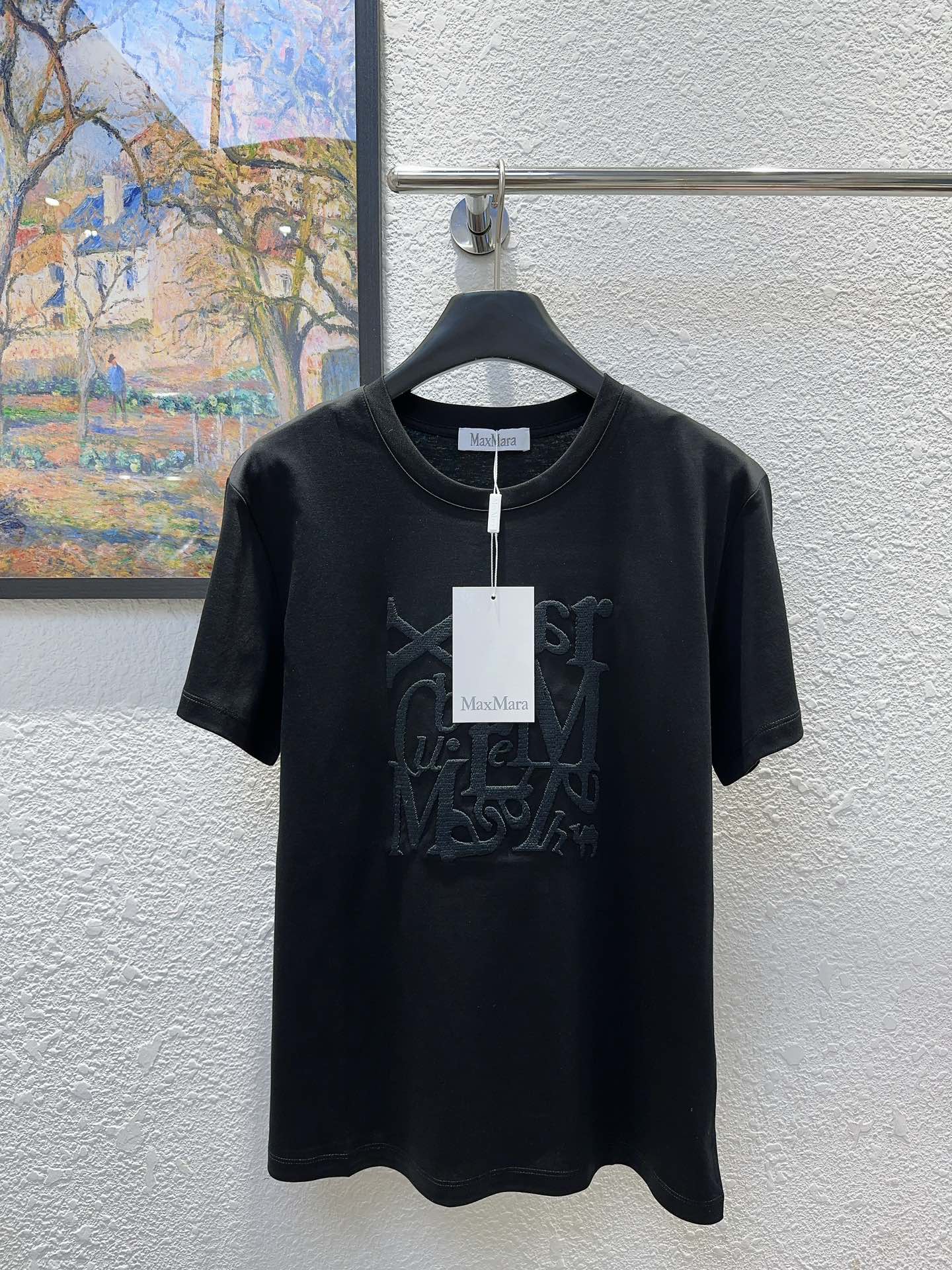 NO:628703,Max’s house!  Counter style!  High version!  Round neck mercerized cotton short-sleeved T-shirt with heavily embroidered letter logo pattern on the chest!  All three standards are complete!  Three colors!  Size S/M/L/XL, shipped from stock!  (M size bust 94, length 60),,T-shirt,tees,t-shirt,alexander wang19860909Max家！专柜款！高版本！胸前重工刺绣字母logo图案圆领丝光棉短袖T恤！三标齐全！三色！码数S/M/L/XL,现货发！(M码胸围94衣长60),,T-shirt,tees，t-shirt,alexander wang,Women's clothing