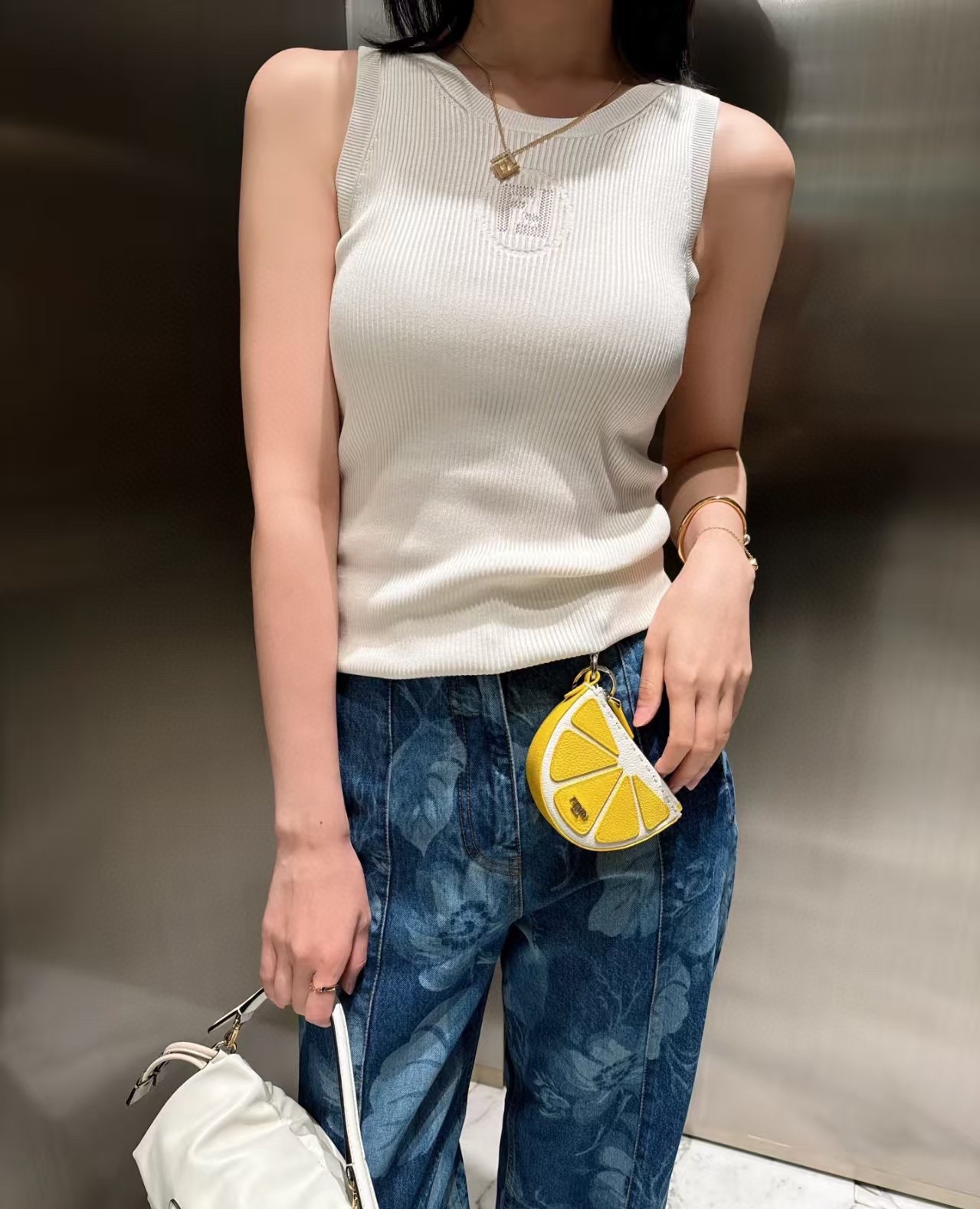 NO:437139,FF Home!  Special counter model!  F letter logo pattern jacquard round neck sleeveless knitted vest on chest!  Complete three standards!  S/M/L, shipped in stock!  (M size bust 68 length 54), fendi, alexander wang19860909FF家！专柜款！胸前F字母logo图案提花圆领无袖针织背心！三标齐全！码数S/M/L,现货发！(M码胸围68衣长54),,fendi,alexander wang,Women's clothing