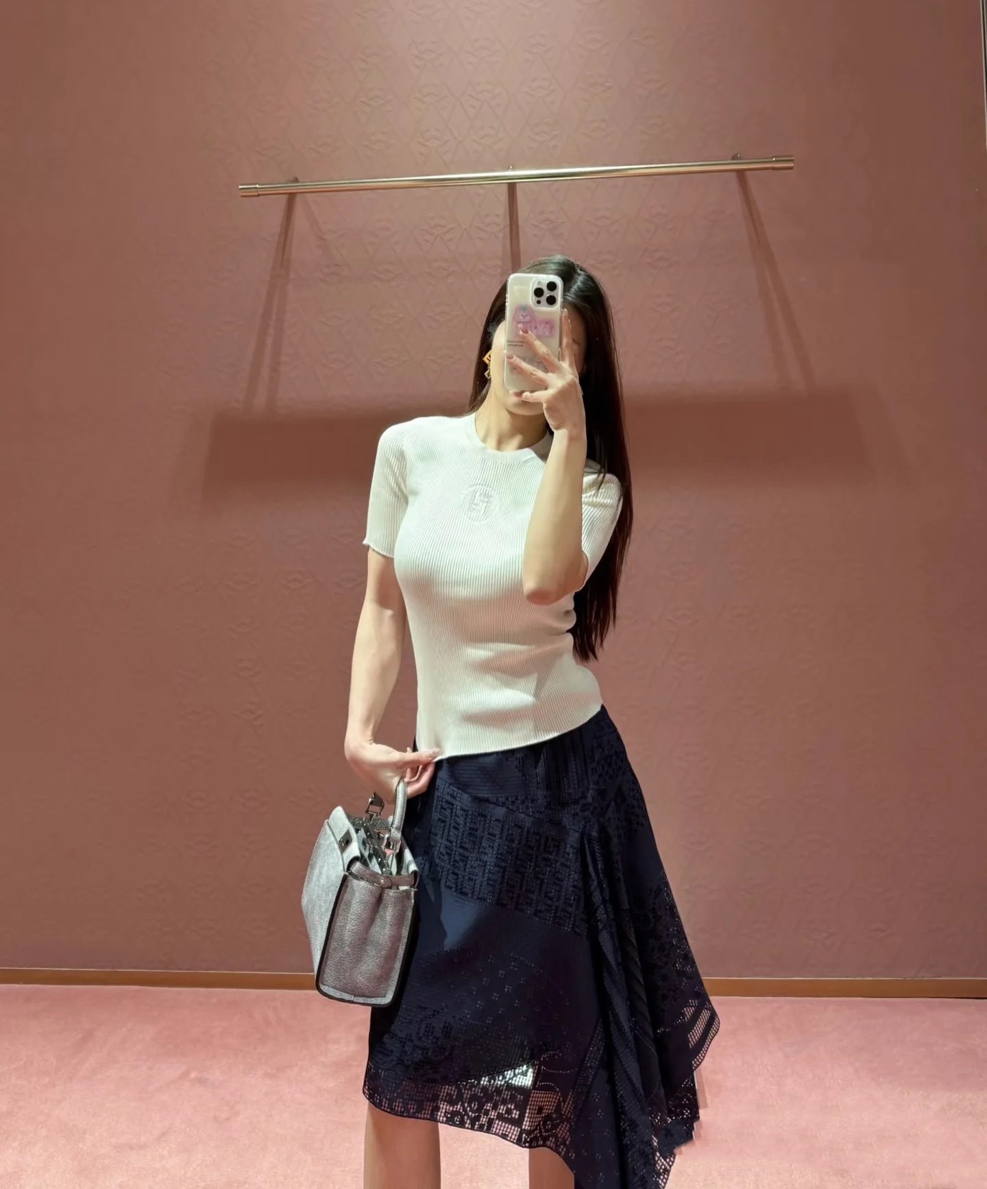 NO:437157,FF Home!  Special counter model!  Chest double F letter logo pattern jacquard round neck knitted short-sleeved top!  Complete three standards!  S/M/L, shipped in stock!  (M size bust 70 length 55), fendi, T-shirt, alexander wang19860909FF家！专柜款！胸口双F字母logo图案提花圆领针织短袖上衣！三标齐全！码数S/M/L,现货发！(M码胸围70衣长55),,fendi,T-shirt,alexander wang,Women's clothing