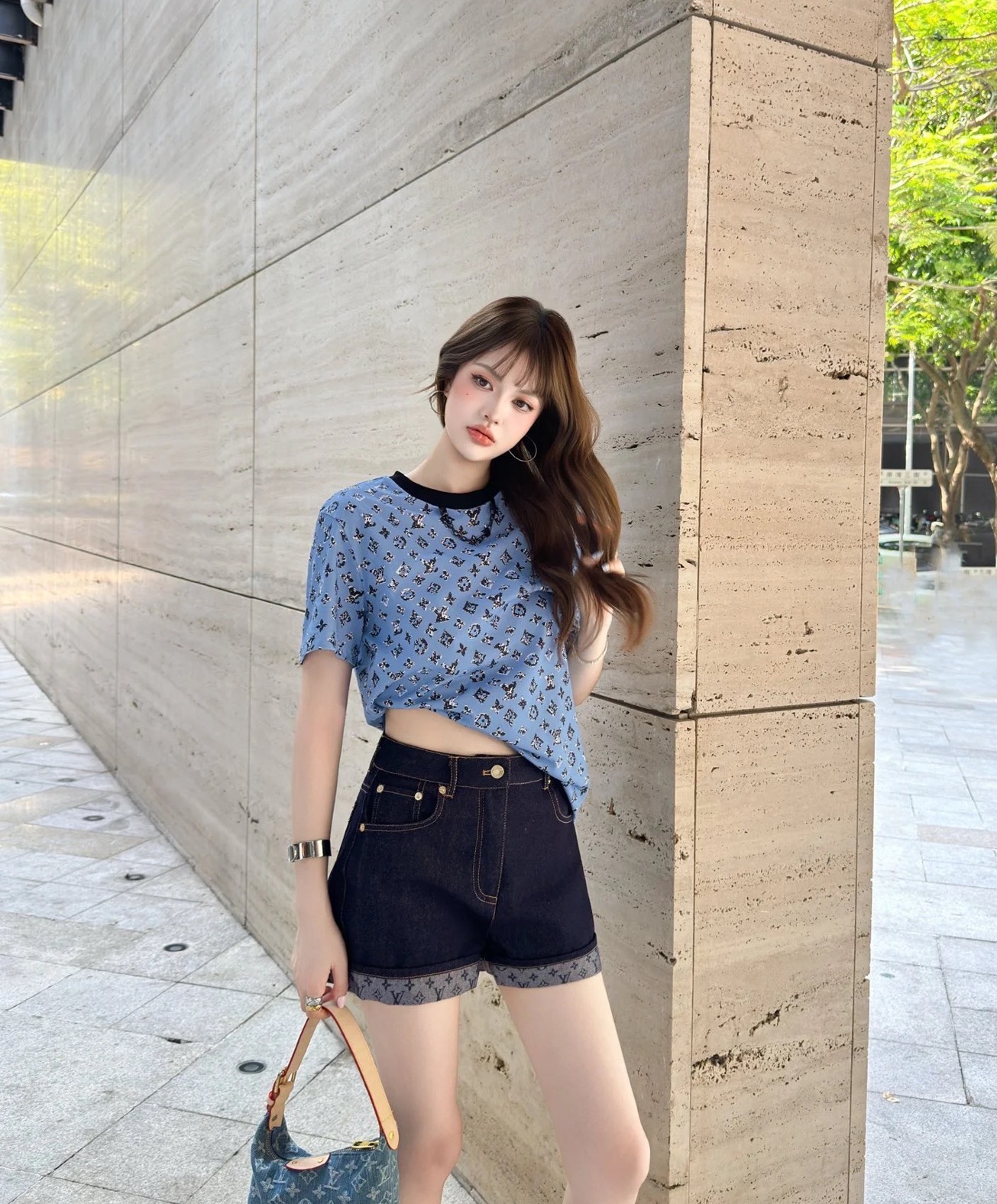 NO:444389,LvDonkey House!  Higher version!  Custom letter logo chain decorative round neck print short-sleeved T-shirt!  Complete three standards!  S/M/L, shipped in stock!  (M size bust 96 length 62), louis vuitton,louis vuitton,louis vuitton,t-shirt,tees,t-shirt,alexander wang19860909Lv驴家！高版本！领口定制字母logo链条装饰圆领印花短袖T恤！三标齐全！码数S/M/L,现货发！(M码胸围96衣长62),,louis vuitton,louis vuitton,louis vuitton,T-shirt,tees，t-shirt,alexander wang,Women's clothing