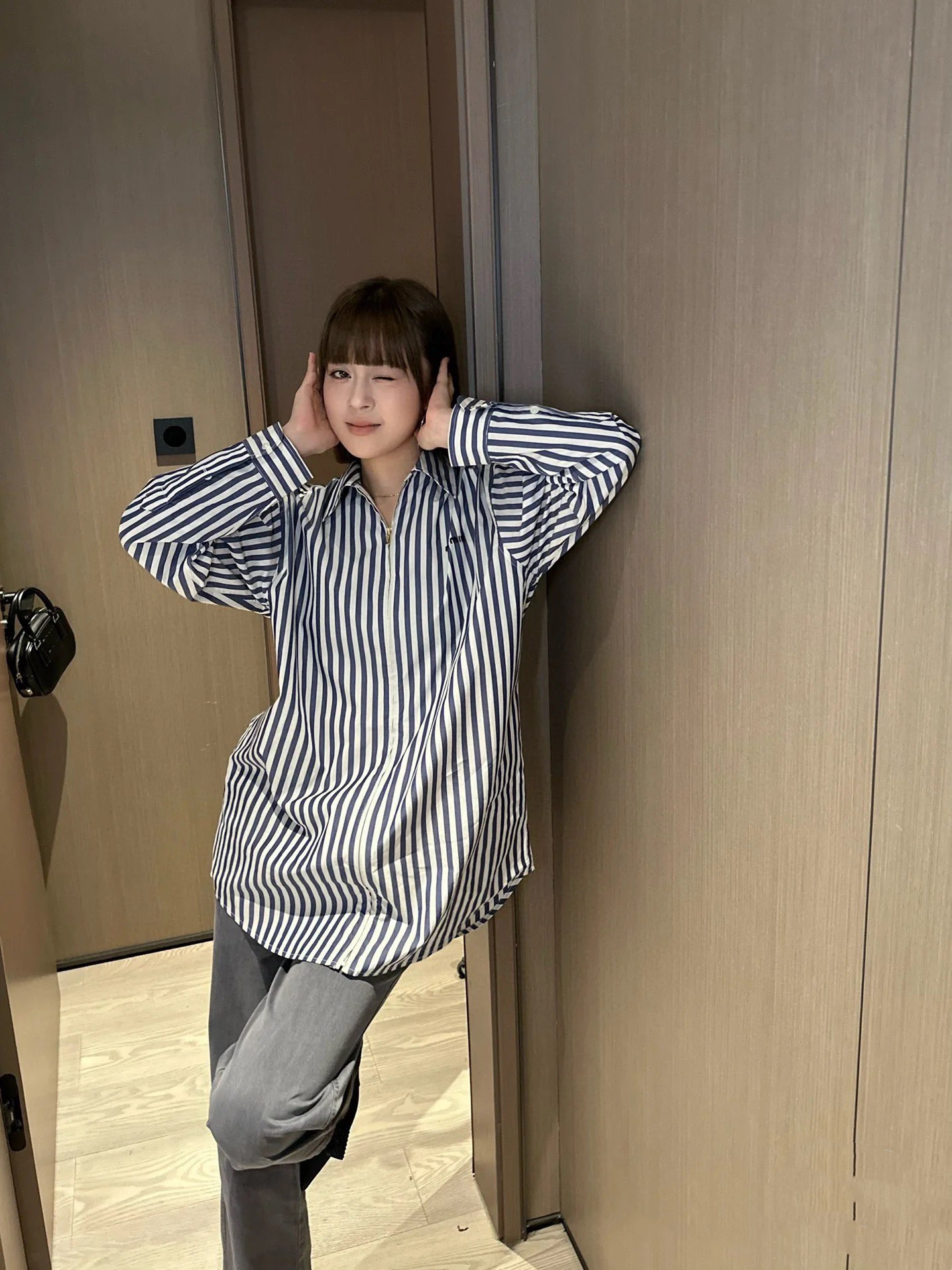 NO:452205,Miu Miu family!  Special counter model!  Higher version!  Chest embroidered letter logo pattern custom letter zipper lapel loose striped shirt!  Complete three standards!  S/M/L, shipped in stock!  (M size bust 110 length 75), miumiu,shirts,alexander wang19860909Miu缪家！专柜款！高版本！胸口刺绣字母logo图案定制字母拉链翻领宽松条纹衬衫！三标齐全！码数S/M/L,现货发！(M码胸围110衣长75),,miumiu,shirts,alexander wang,Women's clothing