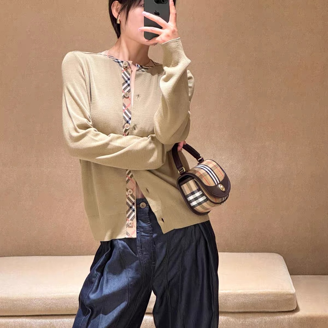 NO:578407,Burba family!  Counter style!  Classic plaid pattern jacquard long-sleeved cardigan sweater with collar placket!  All three standards are complete!  Size S/M/L, shipped from stock!  (M size bust 94, length 58),,burberry,burberry,sweaters,alexander wang19860909Bur巴家！专柜款！领口门襟经典格纹图案提花长袖开衫毛衣！三标齐全！码数S/M/L,现货发！(M码胸围94衣长58),,burberry,burberry,sweaters,alexander wang,Women's clothing