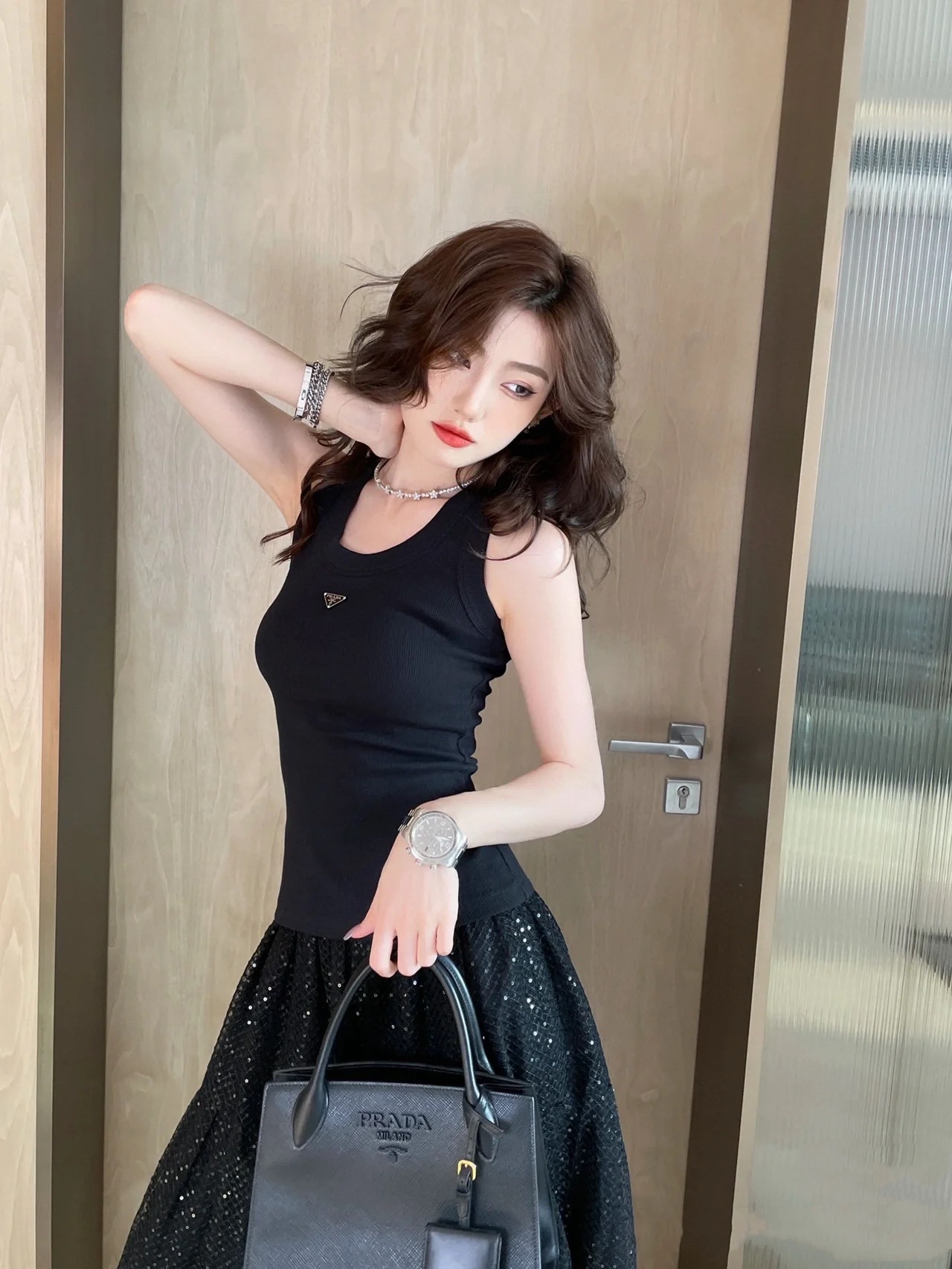 NO:457363,Pra Pu’s family!  Special counter model!  Customized metal letter logo triangle badge pattern sleeveless vest!  Complete three standards!  Two colors!  S/M/L/XL, shipped in stock!  (L size bust 76 length 53), prada, prada, alexander wang19860909Pra普家！专柜款！定制金属字母logo三角标徽章图案无袖背心！三标齐全！两色！码数S/M/L/XL,现货发！(L码胸围76衣长53),,prada,prada,alexander wang,Women's clothing