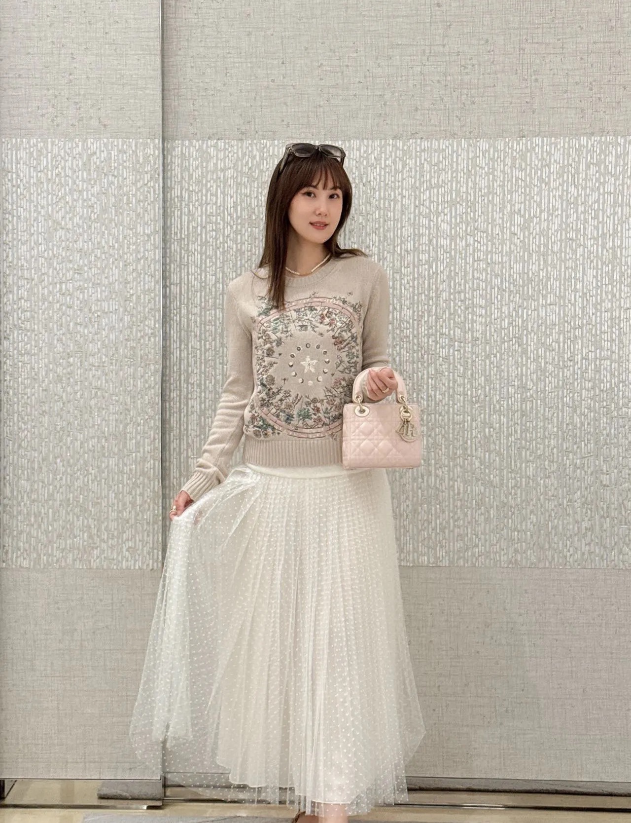 NO:460665,Dio* Di's home!  Special counter model!  Heavy-industrial embroidered star compass letter logo pattern round neck long sleeve sweater on chest!  Complete three standards!  S/M/L, shipped in stock!  (M size bust 92 length 56), dior, dior, sweaters, alexander wang19860909Dio*迪家！专柜款！胸前重工刺绣星星罗盘字母logo图案圆领长袖毛衣！三标齐全！码数S/M/L,现货发！(M码胸围92衣长56),,dior,dior,sweaters,alexander wang,Women's clothing