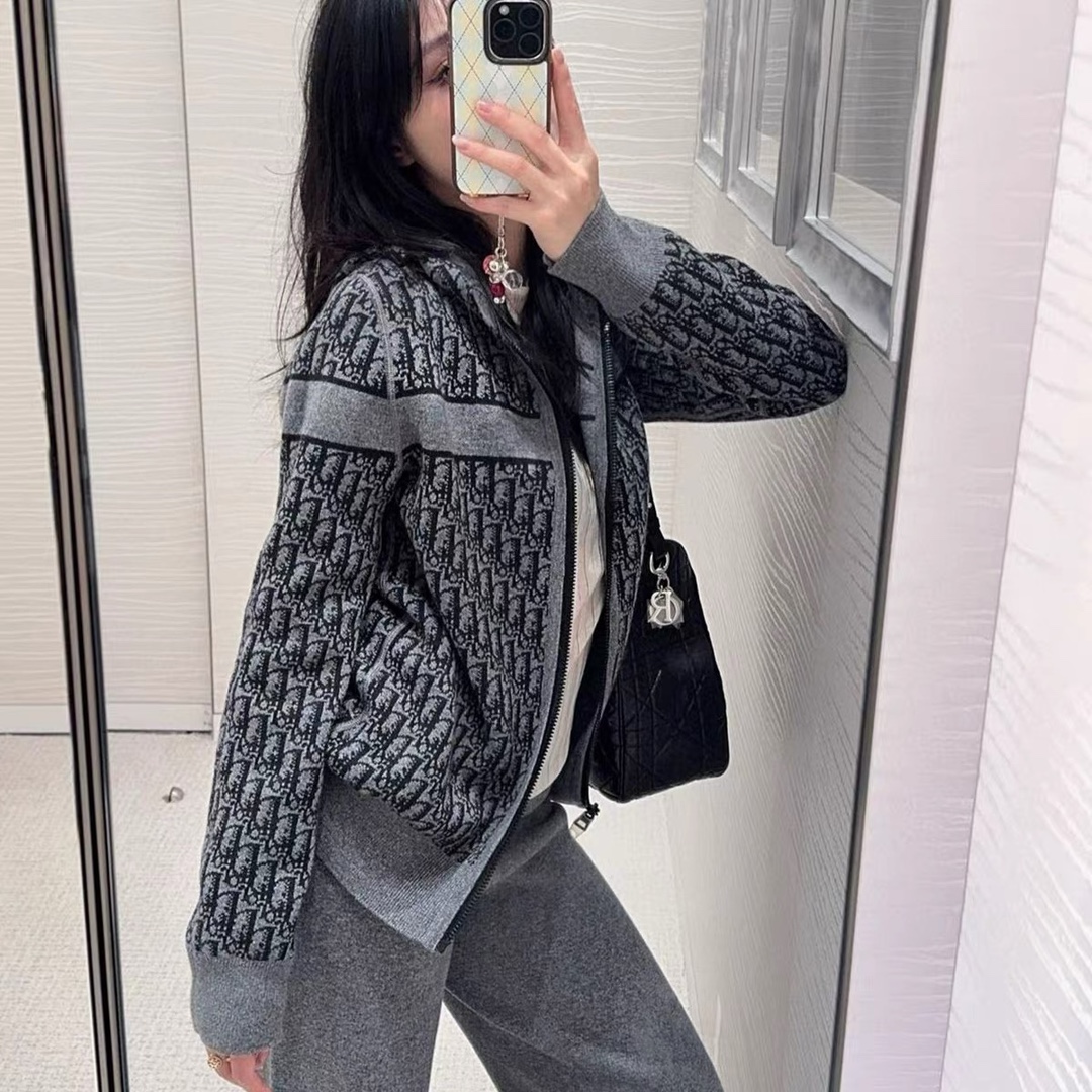 NO:464627,Dio* Di's home!  Special counter model!  Higher version!  Full body letter logo pattern jacquard hooded zipper on both sides wearing cardigan jacket!  Number of codes 36/38/40, shipped in stock!  (38 size bust 110 length 66), dior,dior,jackets & coats,hats,alexander wang19860909Dio*迪家！专柜款！高版本！全身字母logo图案提花连帽拉链两面穿开衫外套！码数36/38/40,现货发！(38码胸围110衣长66),,dior,dior,jackets & coats,hats,alexander wang,Women's clothing