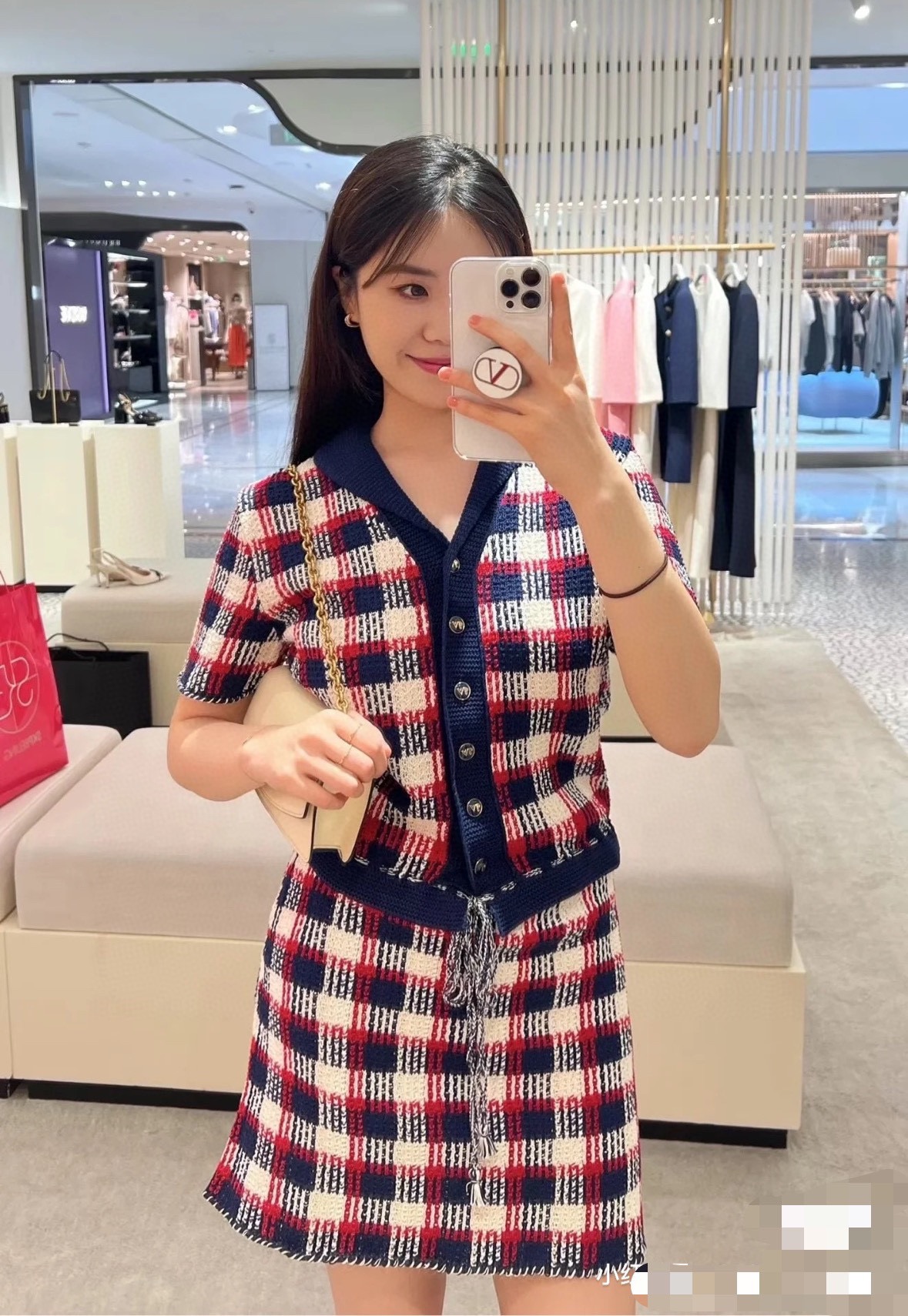NO:464639,Valen's house!  Special counter model!  Customized letter logo button V-neck checked short knit top!  Complete three standards!  S/M/L, shipped in stock!  (M size bust 80 length 49), valentino, valentino, alexander wang19860909Valen华伦家！专柜款！定制字母logo纽扣V领格纹短款针织上衣！三标齐全！码数S/M/L,现货发！(M码胸围80衣长49),,valentino,valentino,alexander wang,Women's clothing