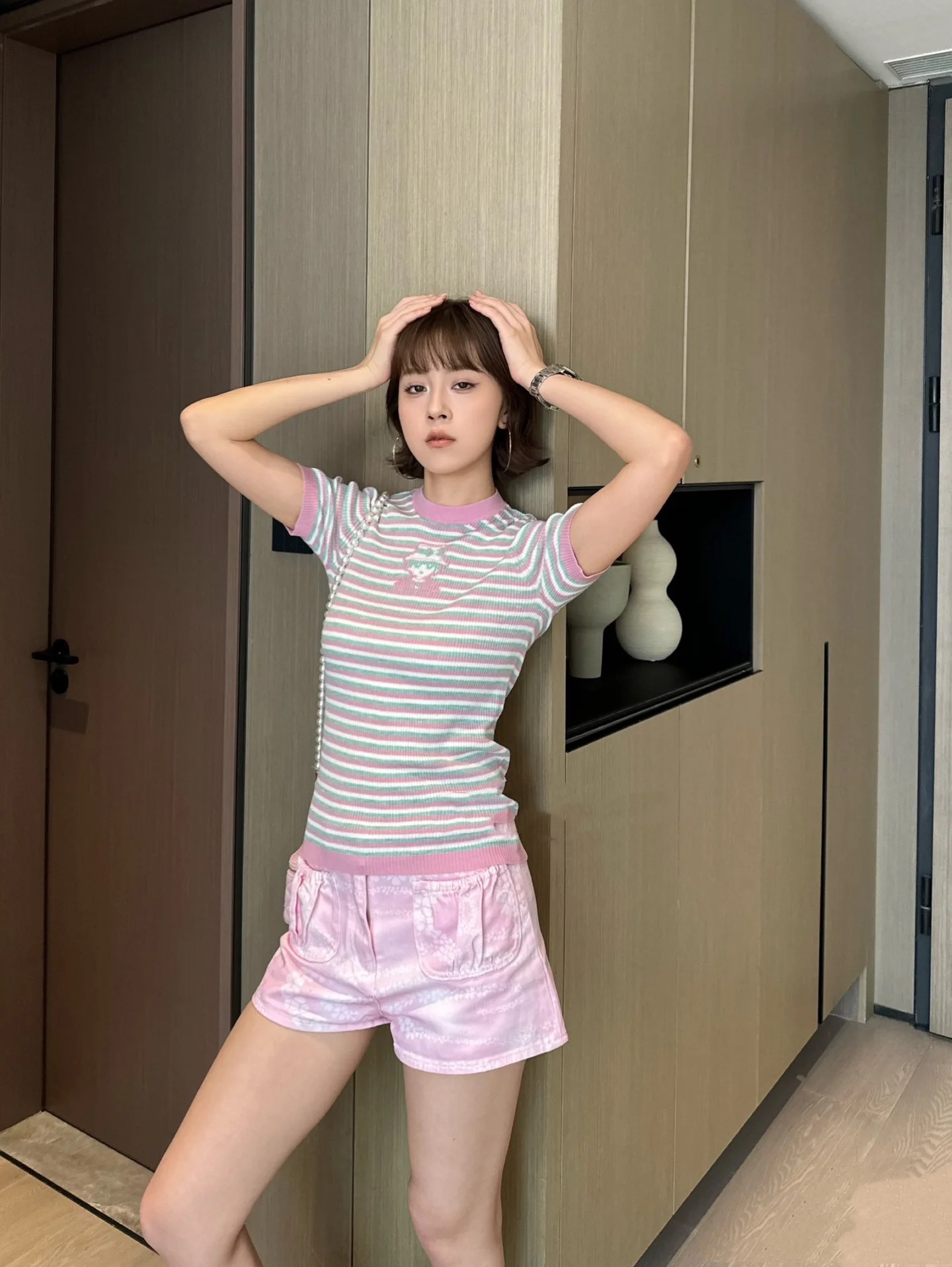 NO:473326,CC Xiaoxiang Home!  Special counter model!  Chest cartoon portrait pattern jacquard contrasting color round neck short sleeve knitted top!  Complete three standards!  S/M/L, shipped in stock!  (M size bust 70 garment length 55), chanel, T-shirt, alexander wang19860909CC小香家！专柜款！胸口卡通人像图案提花撞色圆领短袖针织上衣！三标齐全！码数S/M/L,现货发！(M码胸围70衣长55),,chanel,T-shirt,alexander wang,Women's clothing