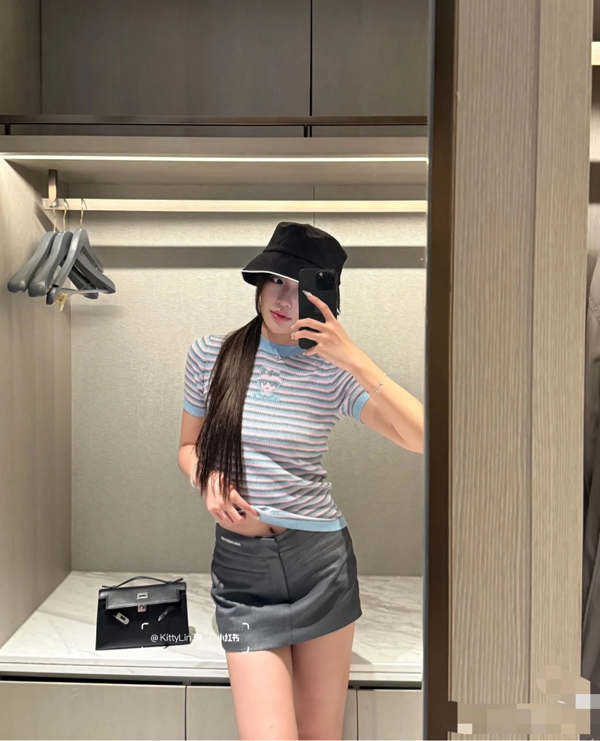 NO:473337,CC Xiaoxiang Home!  Special counter model!  Chest cartoon portrait pattern jacquard contrasting color round neck short sleeve knitted top!  Complete three standards!  S/M/L, shipped in stock!  (M size bust 70 garment length 55), chanel, T-shirt, alexander wang19860909CC小香家！专柜款！胸口卡通人像图案提花撞色圆领短袖针织上衣！三标齐全！码数S/M/L,现货发！(M码胸围70衣长55),,chanel,T-shirt,alexander wang,Women's clothing