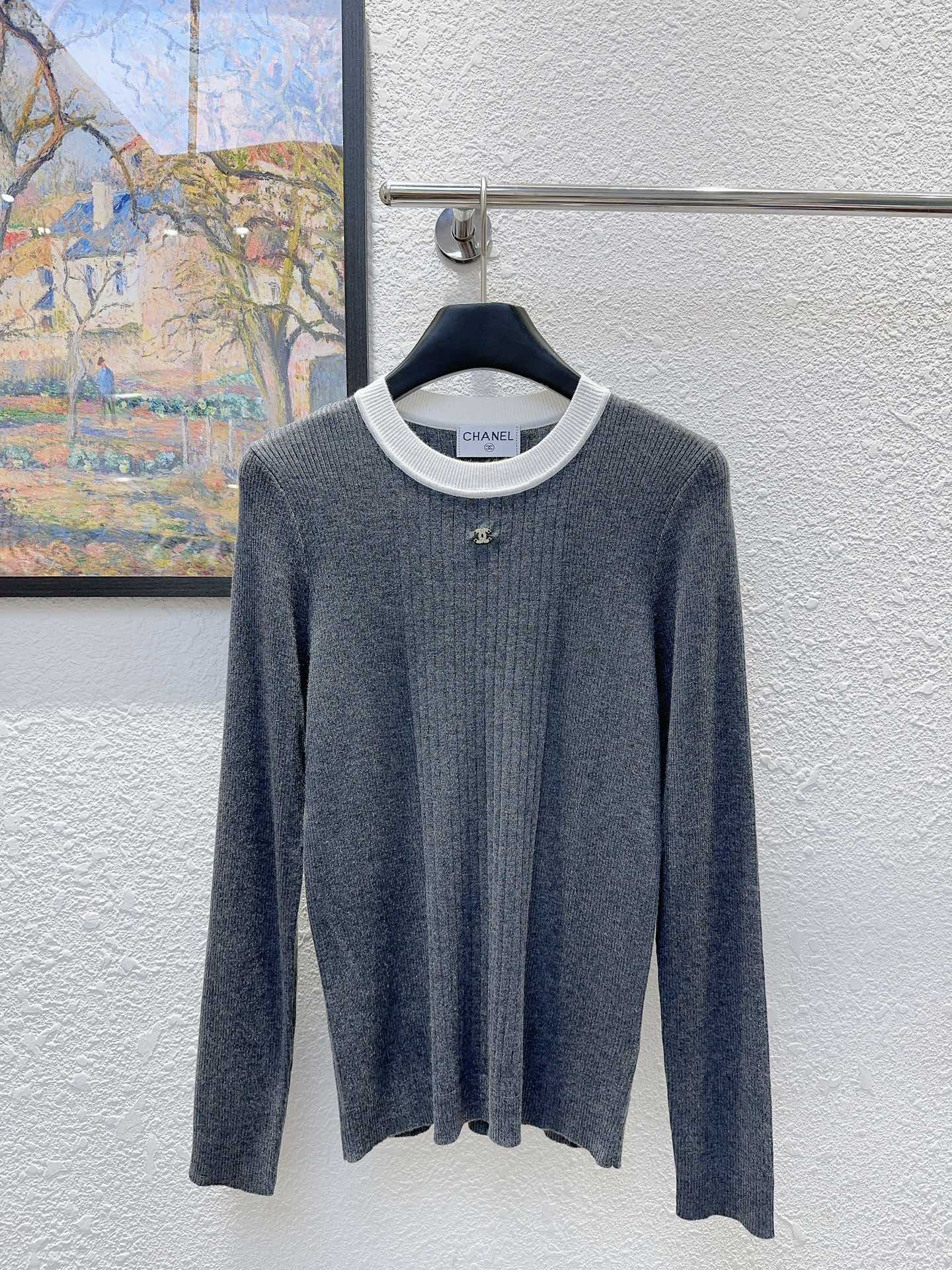 NO:485431,CC Xiaoxiang Home!  Customized metal double C letter logo badge contrasting color round neck pit striped long sleeve knit top on chest!  Three colors!  S/M/L, shipped in stock!  (M size bust 74 garment length 59) Extra elasticity, chanel, alexander wang19860909CC小香家！胸口定制金属双C字母logo徽章撞色圆领坑条纹长袖针织上衣！三色！码数S/M/L,现货发！(M码胸围74衣长59)超大弹力,,chanel,alexander wang,Women's clothing