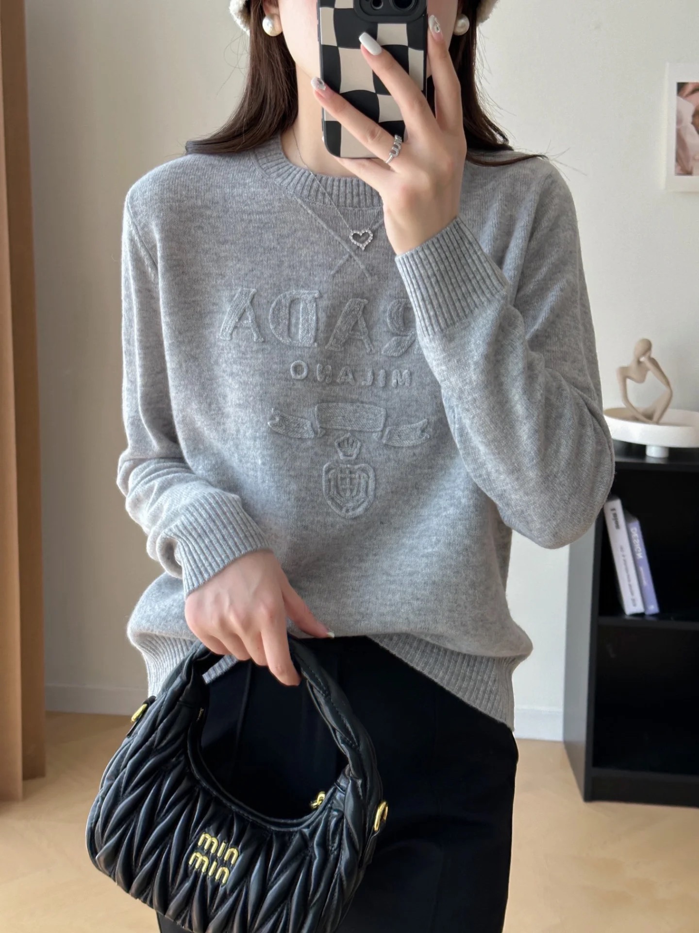 NO:491461,Pra Pu’s family!  Higher version!  Letter logo pattern on chest with jacquard round neck wool cashmere long-sleeved sweater!  Excellent quality!  Three colors!  Number of codes 36/38/40, shipped in stock!  (38 size bust 96 length 56), prada, prada, sweaters, alexander wang19860909Pra普家！高版本！胸前字母logo图案提花圆领羊毛羊绒长袖毛衣！质量赞！三色！码数36/38/40,现货发！(38码胸围96衣长56),,prada,prada,sweaters,alexander wang,Women's clothing