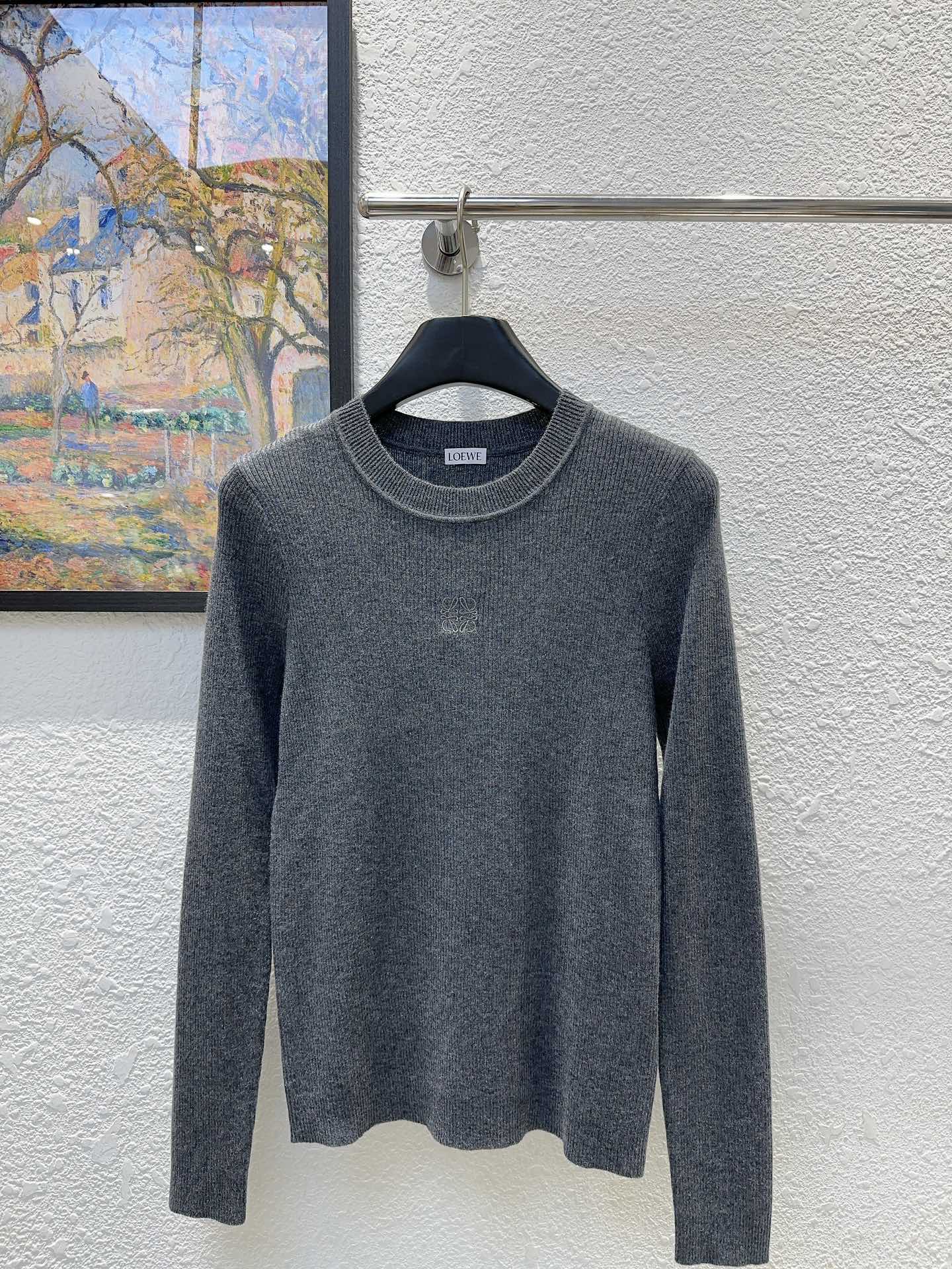 NO:499315,Loe Luo Yiwei!  Excellent quality!  Chest embroidered letter logo pattern round neck long sleeve stretch knit top!  Four colors!  S/M/L, shipped in stock!  (M size bust 72 length 58), loewe,loewe,alexander wang19860909Loe罗意威！质量赞！胸口刺绣字母logo图案圆领长袖弹力针织上衣！四色！码数S/M/L,现货发！(M码胸围72衣长58),,loewe,loewe,alexander wang,Women's clothing