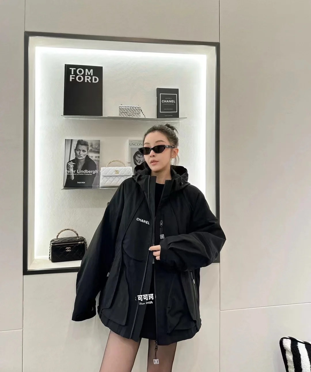 NO:500828,CC Xiaoxiang Home!  Higher version!  Customized waterproof zipper mid chest back letter logo pattern hooded loose jacket!  Number of codes 36/38/40, shipped in stock!  (38 size bust 126 length 66), Chanel, jackets & coats, hats, alexander wang19860909CC小香家！高版本！定制防水拉链中胸口后背字母logo图案连帽宽松外套！码数36/38/40,现货发！(38码胸围126衣长66),,chanel,jackets & coats,hats,alexander wang,Women's clothing