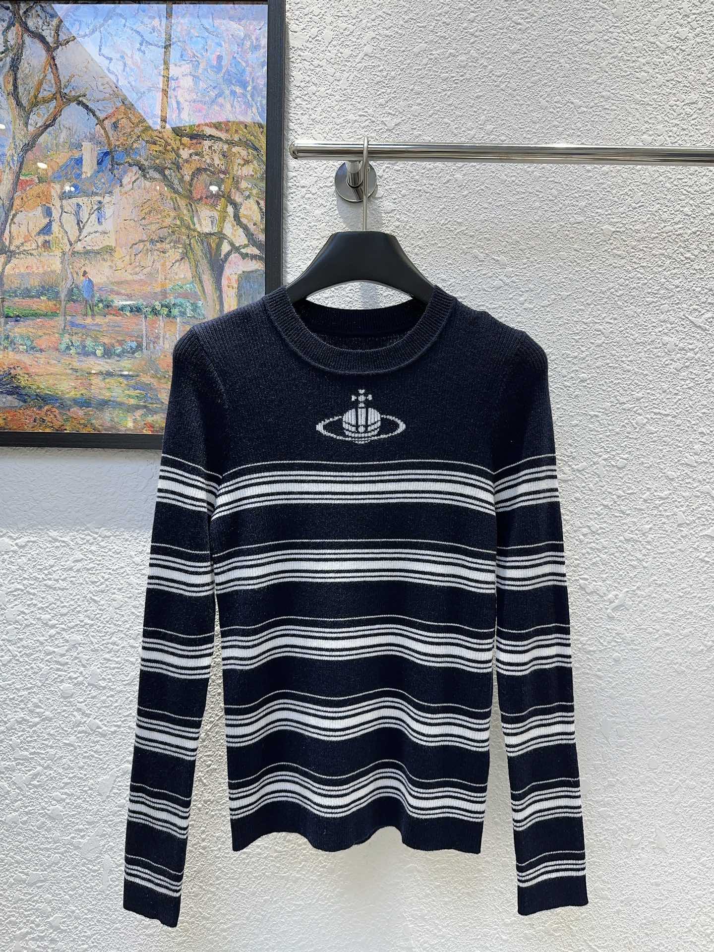 NO:506241,ViVienne Queen Mother!  Special counter model!  Saturn pattern jacquard round neck striped long-sleeved stretch base shirt on chest!  Excellent quality!  Three colors!  S/M/L/XL, shipped in stock!  (M size bust 72 length 57), alexander wang19860909ViVienne西太后！专柜款！胸前土星图案提花圆领条纹长袖弹力打底衫！质量赞！三色！码数S/M/L/XL,现货发！(M码胸围72衣长57),,alexander wang,Women's clothing