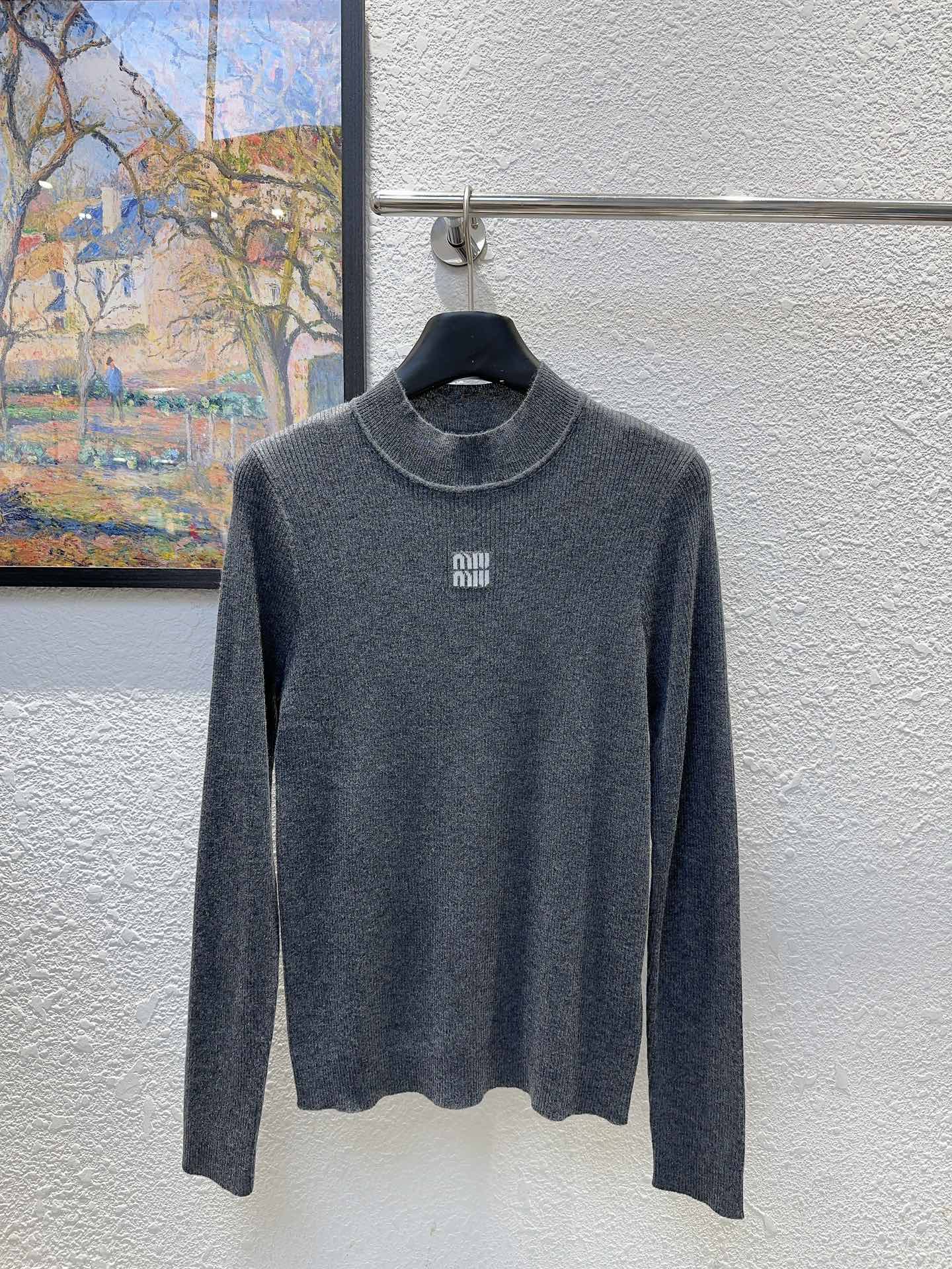 NO:533767,Miu Miu family!  Higher version!  Chest letter logo pattern jacquard half-high neck long-sleeved wool base shirt!  Four colors!  S/M/L/XL, shipped in stock!  (M size bust 74 length 58), miumiu, alexander wang19860909Miu缪家！高版本！胸口字母logo图案提花半高领长袖羊毛打底衫！四色！码数S/M/L/XL,现货发！(M码胸围74衣长58),,miumiu,alexander wang,Women's clothing