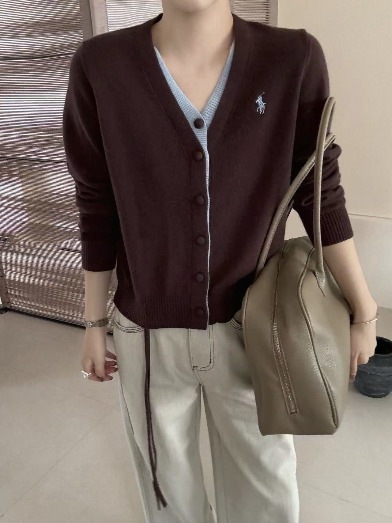 NO:534193,RL Home!  Higher version!  Chest embroidery logo badge V-neck contrasting cardigan fake two-piece long-sleeved sweater!  Three colors!  Number of codes 36/38/40, shipped in stock!  ,louis vuitton,sweaters,alexander wang19860909RL家！高版本！胸口刺绣logo徽章V领撞色开衫假两件长袖毛衣！三色！码数36/38/40,现货发！,,louis vuitton,sweaters,alexander wang,Women's clothing