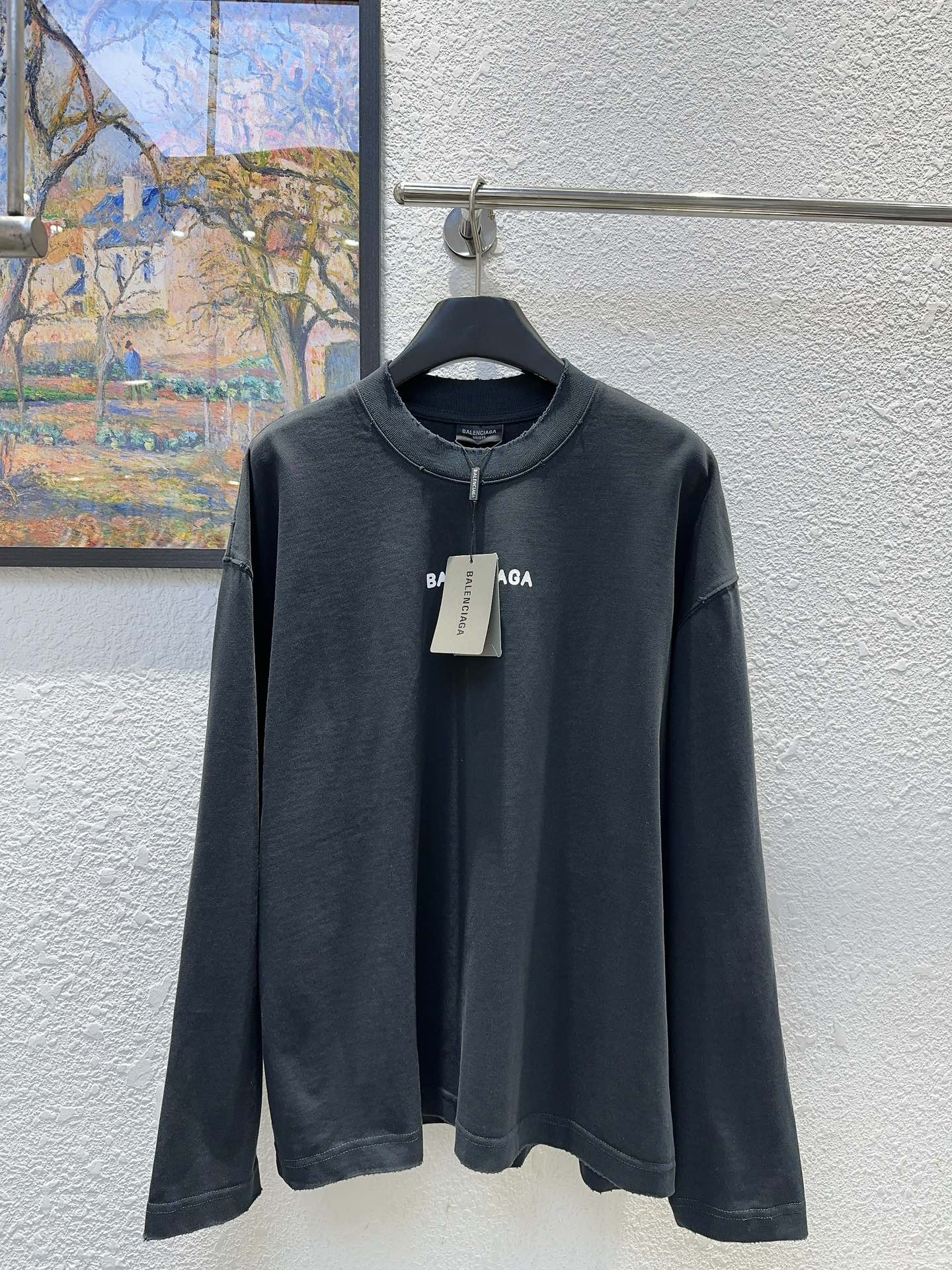 NO:547870,Balen Paris home!  Letter logo pattern printed round neck with old ripped hole loose large long-sleeved top!  White and black!  S/M/L, shipped in stock!  (Size S bust 118 length 67),,balenciaga,balenciaga,alexander wang19860909Balen巴黎家！胸前后背字母logo图案印花圆领做旧破洞宽松大版长袖上衣！白色黑色！码数S/M/L,现货发！(S码胸围118衣长67),,balenciaga,balenciaga,alexander wang,Women's clothing