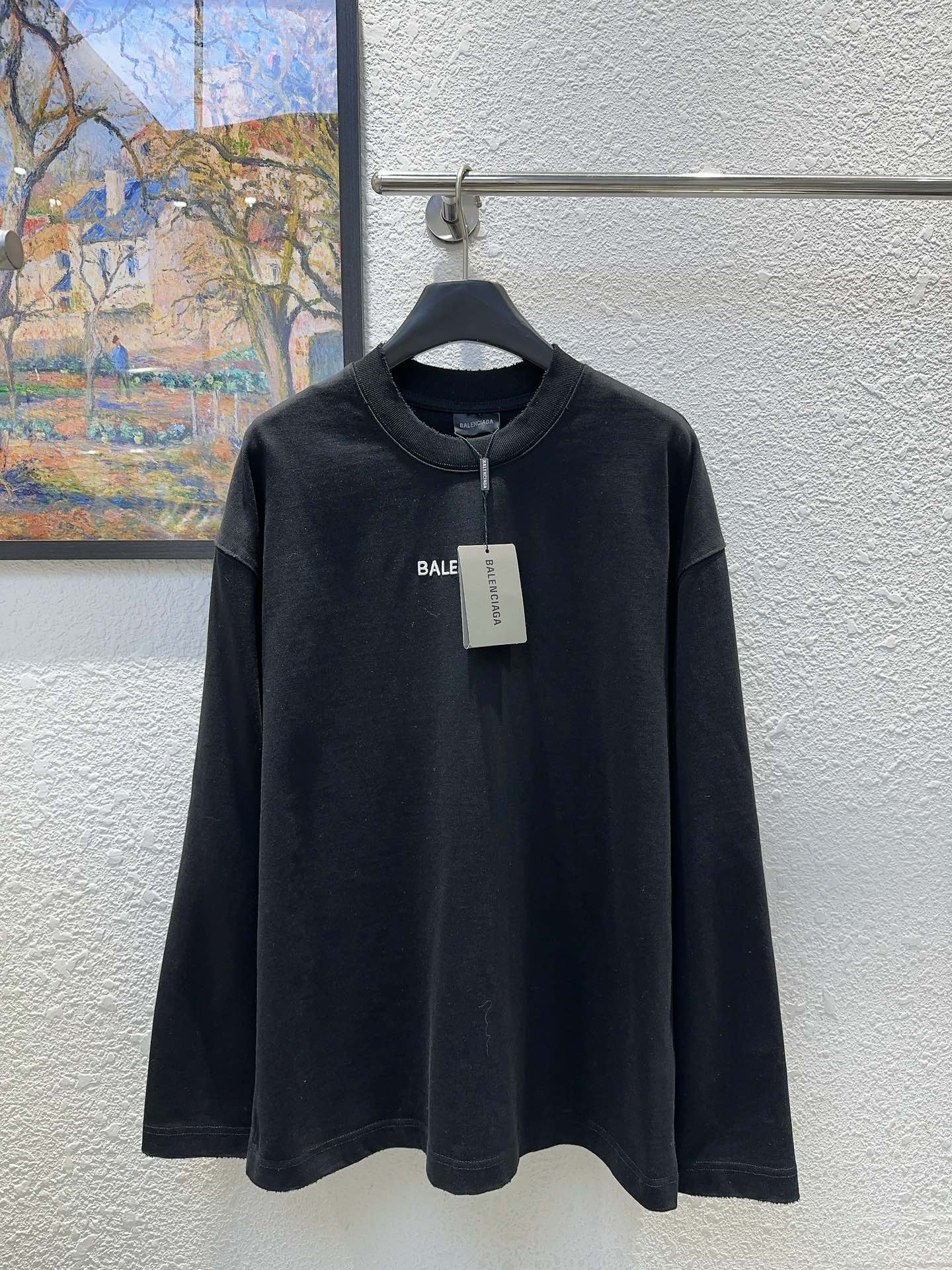 NO:547839,Balen Paris!  Chest embroidered large logo pattern with round neck ripped design silhouette long-sleeved top!  Super weight!  Complete three standards!  White and black!  S/M/L, shipped in stock!  (Size S bust 116 length 69),,balenciaga,alexander wang19860909Balen巴黎！胸口刺绣后背大logo图案圆领破洞设计廓形长袖上衣！超级有分量！三标齐全！白色黑色！码数S/M/L,现货发！(S码胸围116衣长69),,balenciaga,alexander wang,Women's clothing