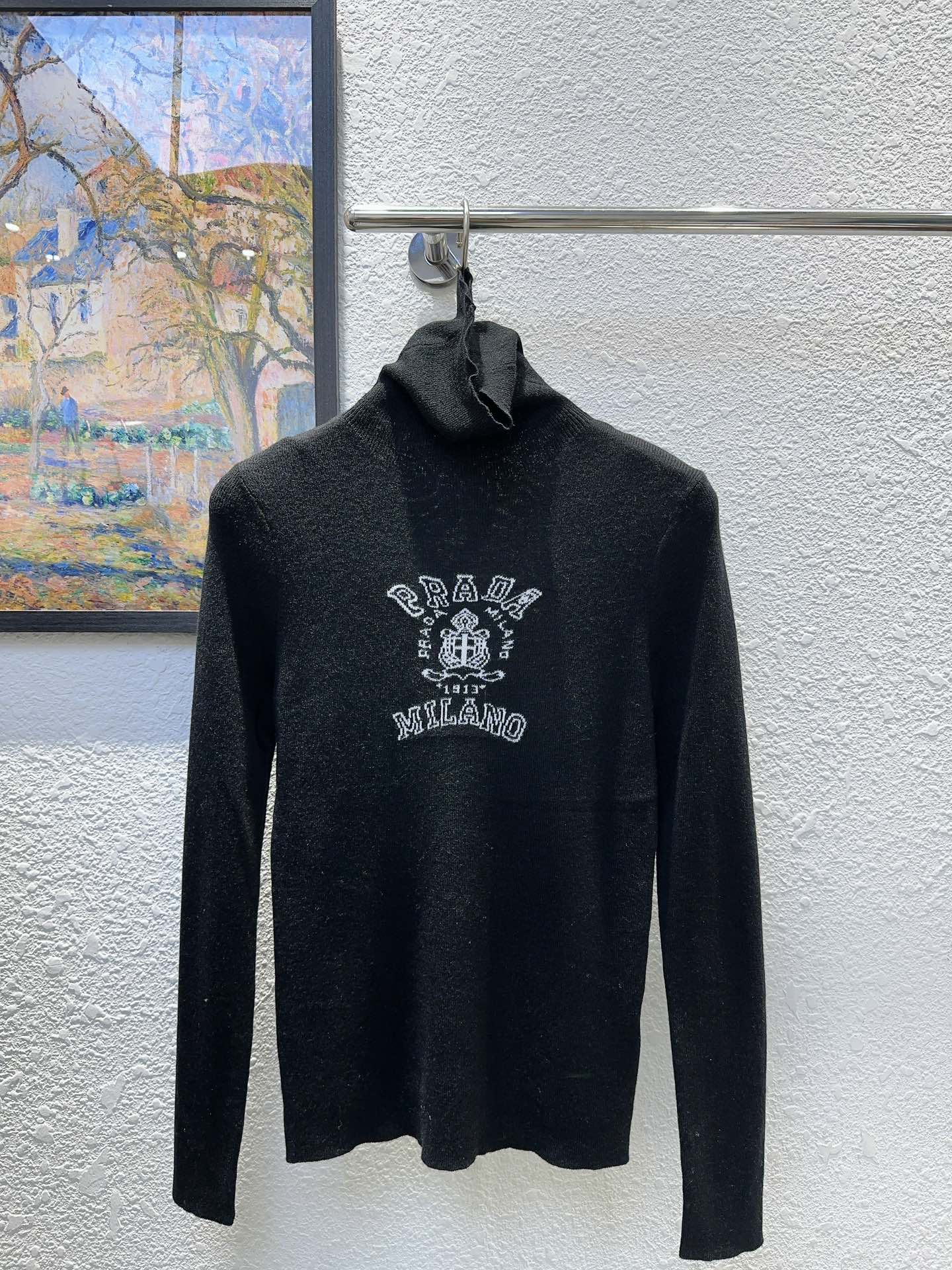 NO:560921,Pra Pujia!  Counter style!  Long-sleeved cardigan with jacquard letter logo pattern on the chest and stack collar!  Great elasticity!  Four colors!  Size S/M/L/XL, shipped from stock!  (M size bust 68, length 55),,prada,prada,alexander wang19860909Pra普家！专柜款！胸前字母logo图案提花堆堆领长袖羊毛衫！弹力大！四色！码数S/M/L/XL,现货发！(M码胸围68衣长55),,prada,prada,alexander wang,Women's clothing