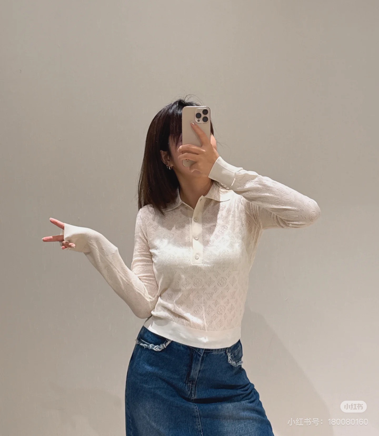 NO:566782,Donkey’s house!  Counter style!  Classic presbyopic letter logo pattern jacquard lapel short long-sleeved thin top!  All three standards are complete!  Size S/M/L, shipped from stock!  (S size bust 92, length 51),,louis vuitton,louis vuitton,louis vuitton,alexander wang19860909Lv驴家！专柜款！经典老花字母logo图案提花翻领短款长袖薄款上衣！三标齐全！码数S/M/L,现货发！(S码胸围92衣长51),,louis vuitton,louis vuitton,louis vuitton,alexander wang,Women's clothing